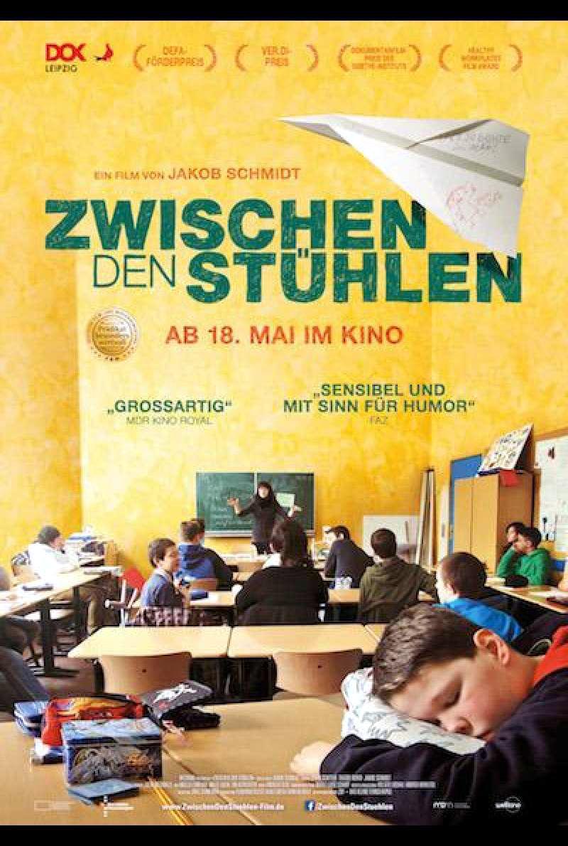 Plakat zum Dokumentarfilm <filmtitel>Zwischen den Stühlen</filmtitel>: Blick in einen gelben Klassenraum. Im Vordergrund schäft ein Schüler auf dem Tisch. Der Filmtitel steht in grüner Schrift mittig im Bild. Von rechts fliegt ein Papierflugzeug ins Bild.