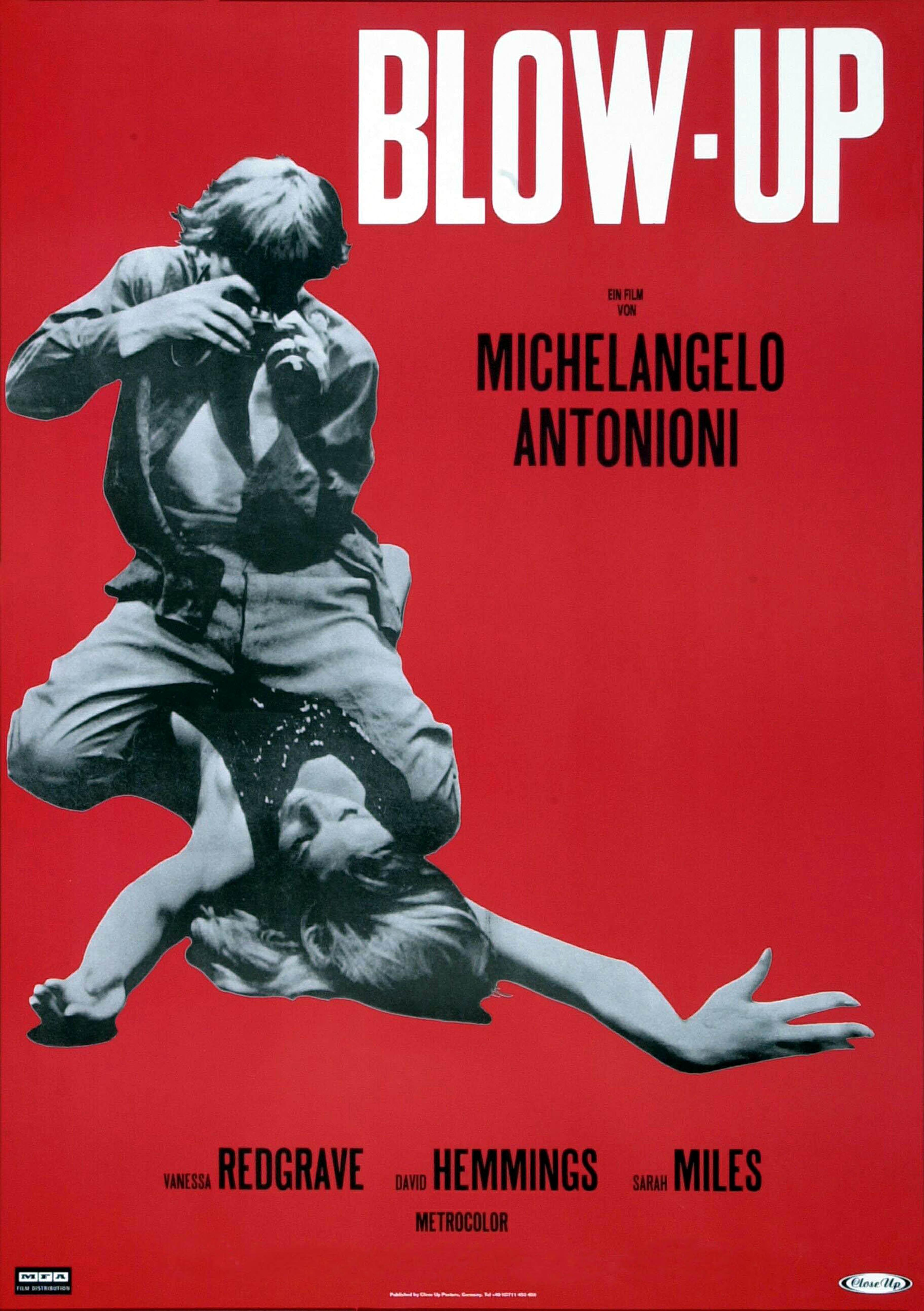 Filmplakat zum Film BLOW UP: Vor rotem Hintergrund sieht man in Schwarz-Weiß einen Mann, der auf einer liegenden Frau liegt und sie fotografiert. Der Filmtitel ist in fetten, weißen Buchstaben geschrieben. 