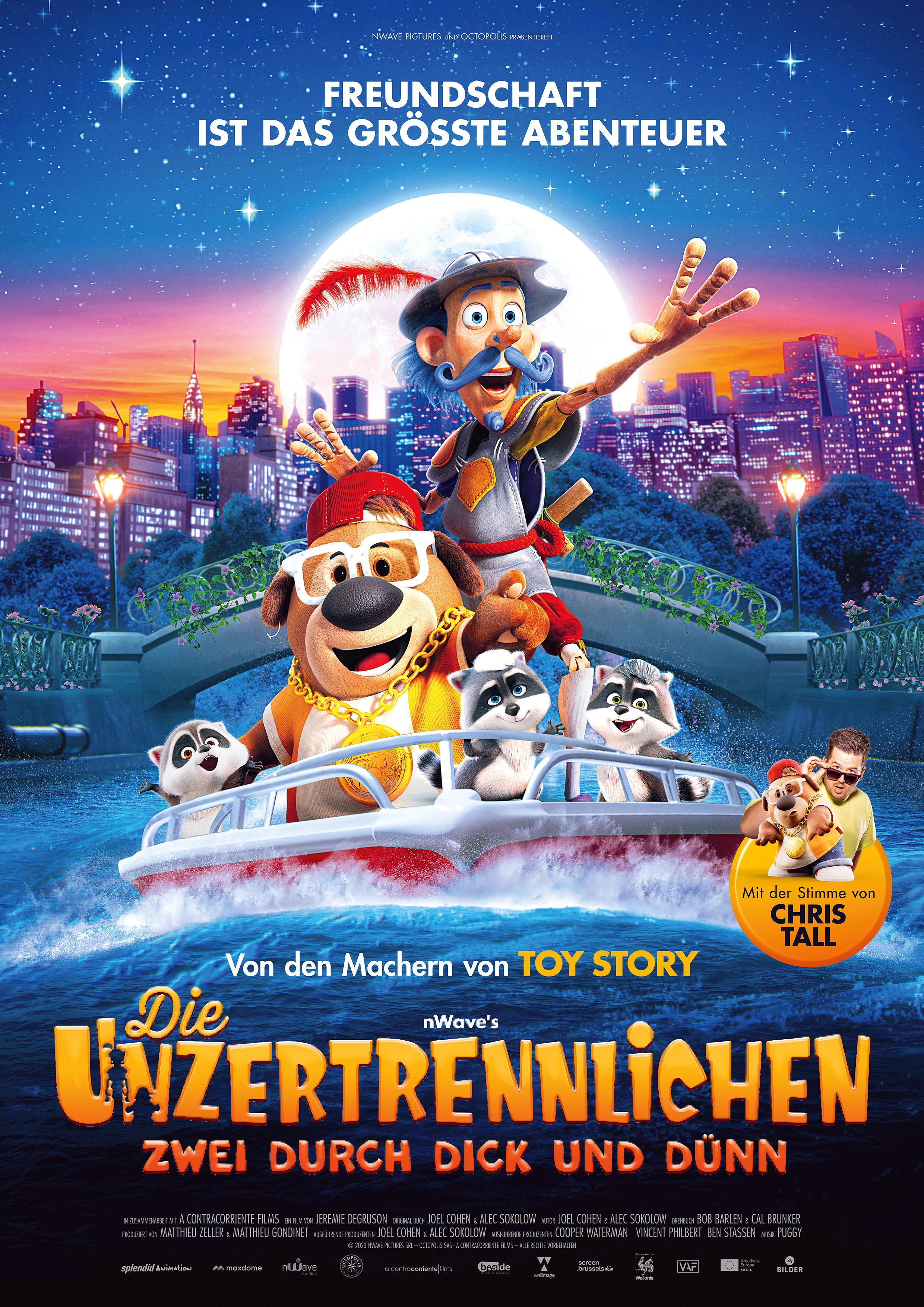 Filmplakat zum Animationsfilm: DIE UNZERTRENNLICHEN: Ein Stofftier, eine Holzfigur und drei Waschbären sitzen nachts gemeinsam in einem Boot. Am oberen Rand des Plakat steht: "Freundschaft ist das größte Abenteuer", unten steht der Filmtitel. 