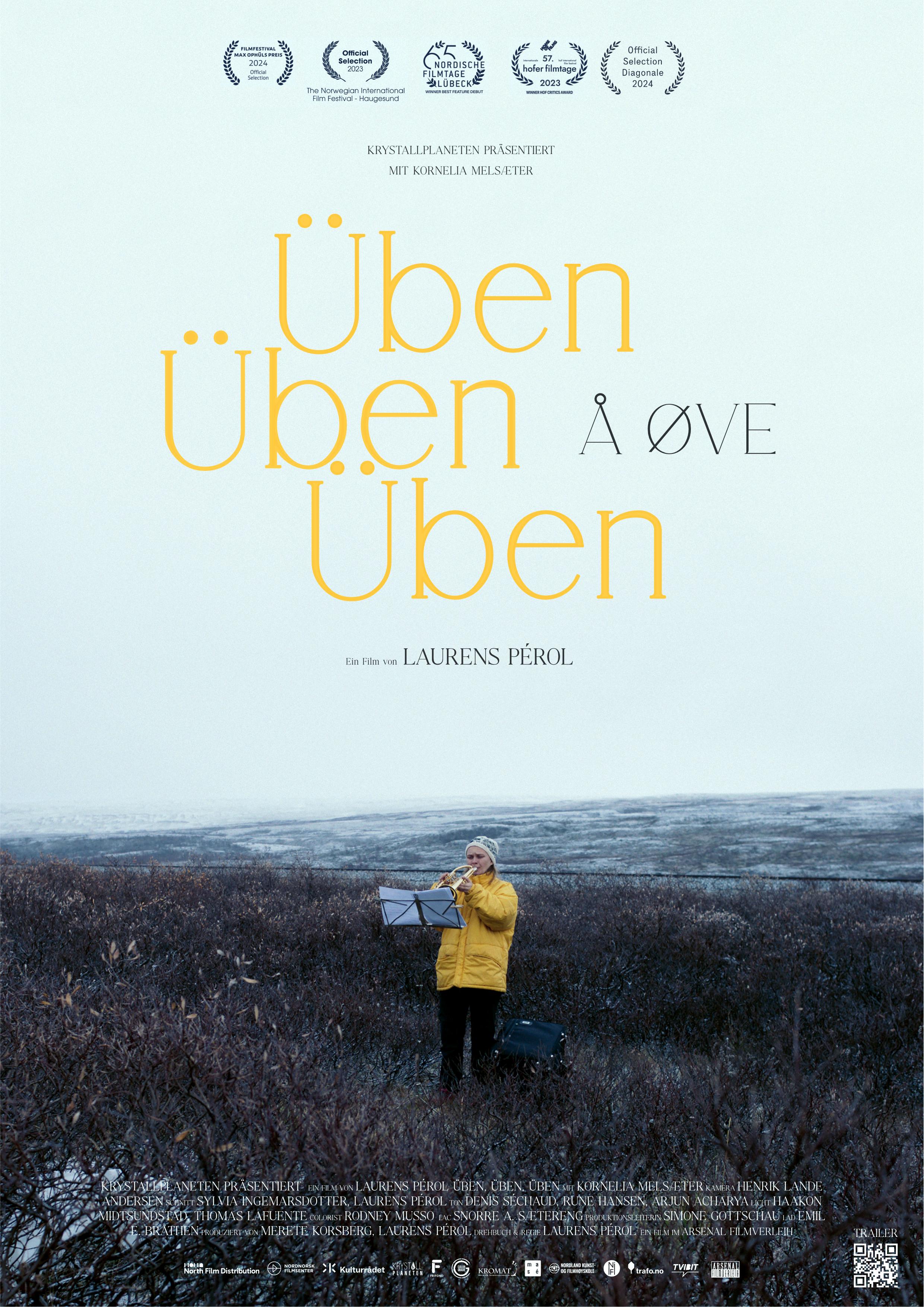 Filmplakat zum Film ÜBEN, ÜBEN, ÜBEN: Eine junge Frau in gelber Wetterjacke steht in einer rauen Landschaft und spielt Trompete. Darüber steht in gelben Lettern der Filmtitel.