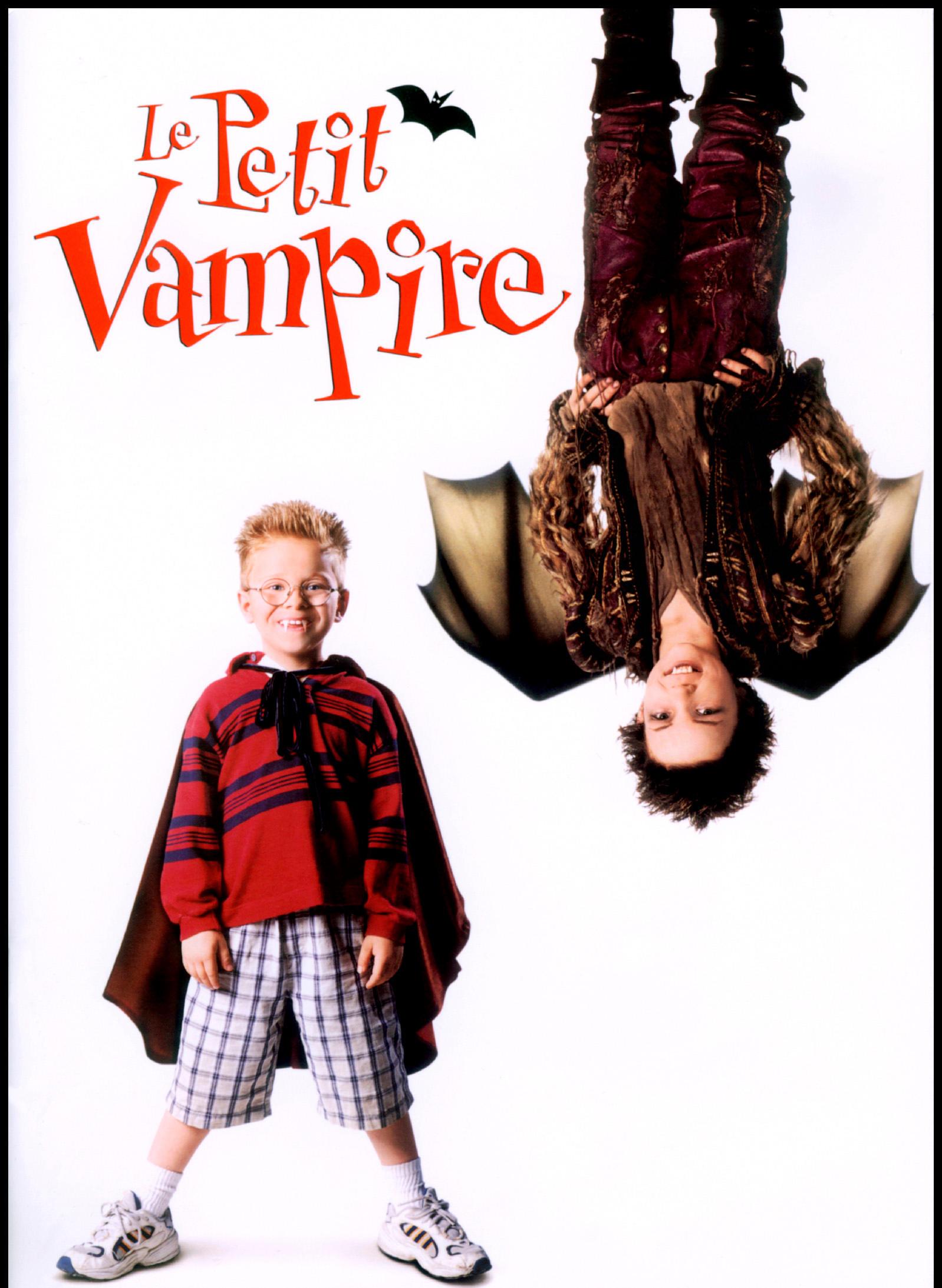 Französisches Plakat zum Film DER KLEINE VAMPIR (Schriftzug: "Le Petit Vampire"): Rechtssteht ein kleiner blonder Junge mit Brille im proviorischen Vampirkostüm, lächelnd mit falschen Vampirzähnen). Unter einem roten Umhang trägt er gewöhnlich Shorts und Sneakers. Links hängt von oben herab ein Vampirjunge, ebenfalls ins Bild lächelnd, mit vollständigem Vampirkostüm und Flügeln.