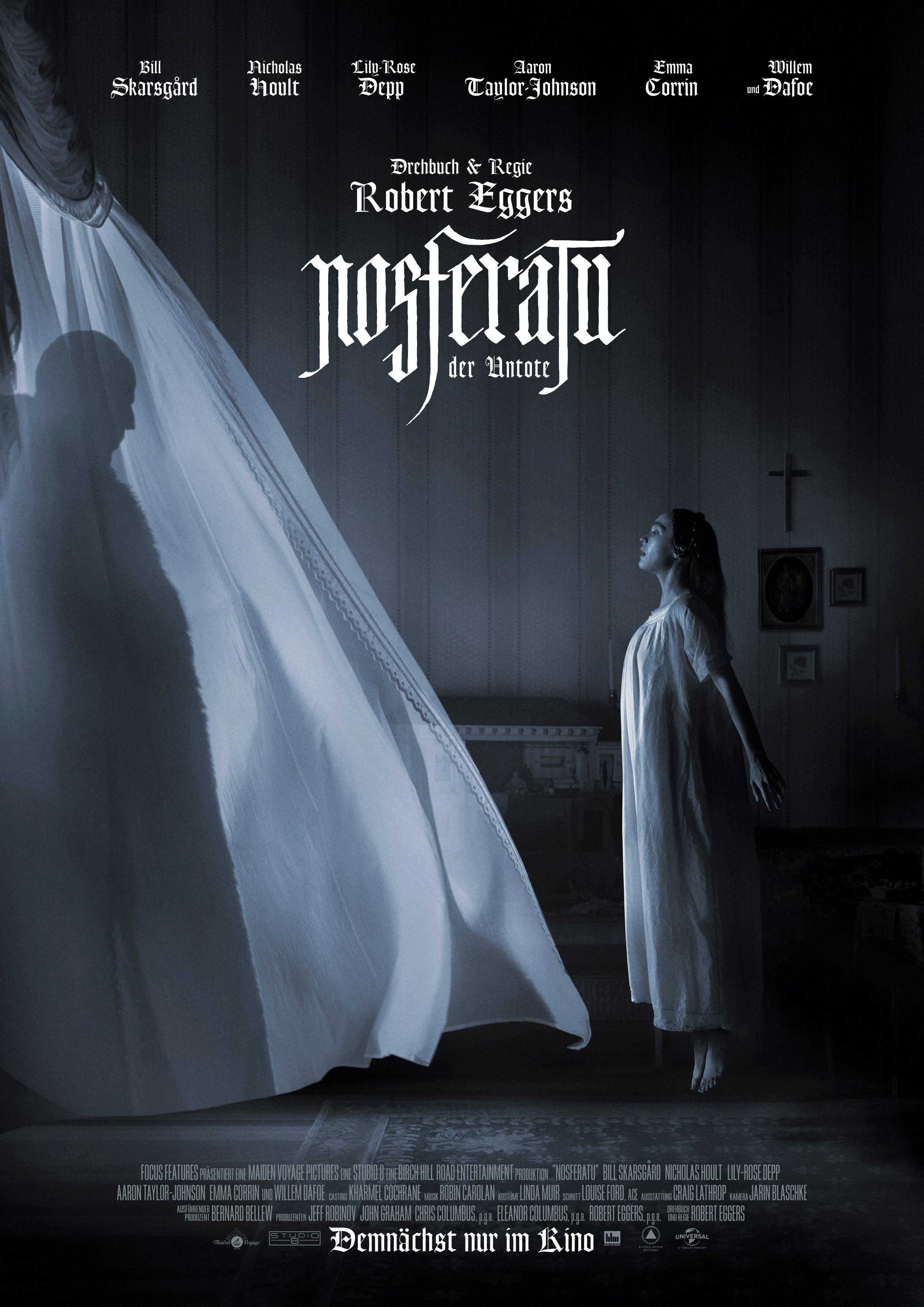 Filmplakat zum Horrorfilm NOSFERATU – DER UNTOTE: Eine junge Frau im weißen Nachthemd und mit langen schwarzen Haaren schwebt vor einem weißen, aufgebauschten Vorhang. Sie hält die Arme nach hinten. Durch den Vorhang ist die Silhouette einer übergroßen männlichen Figur zu erkennen. Beide Figuren sind im Profil abgebildet, das Bild ist in monochrom.