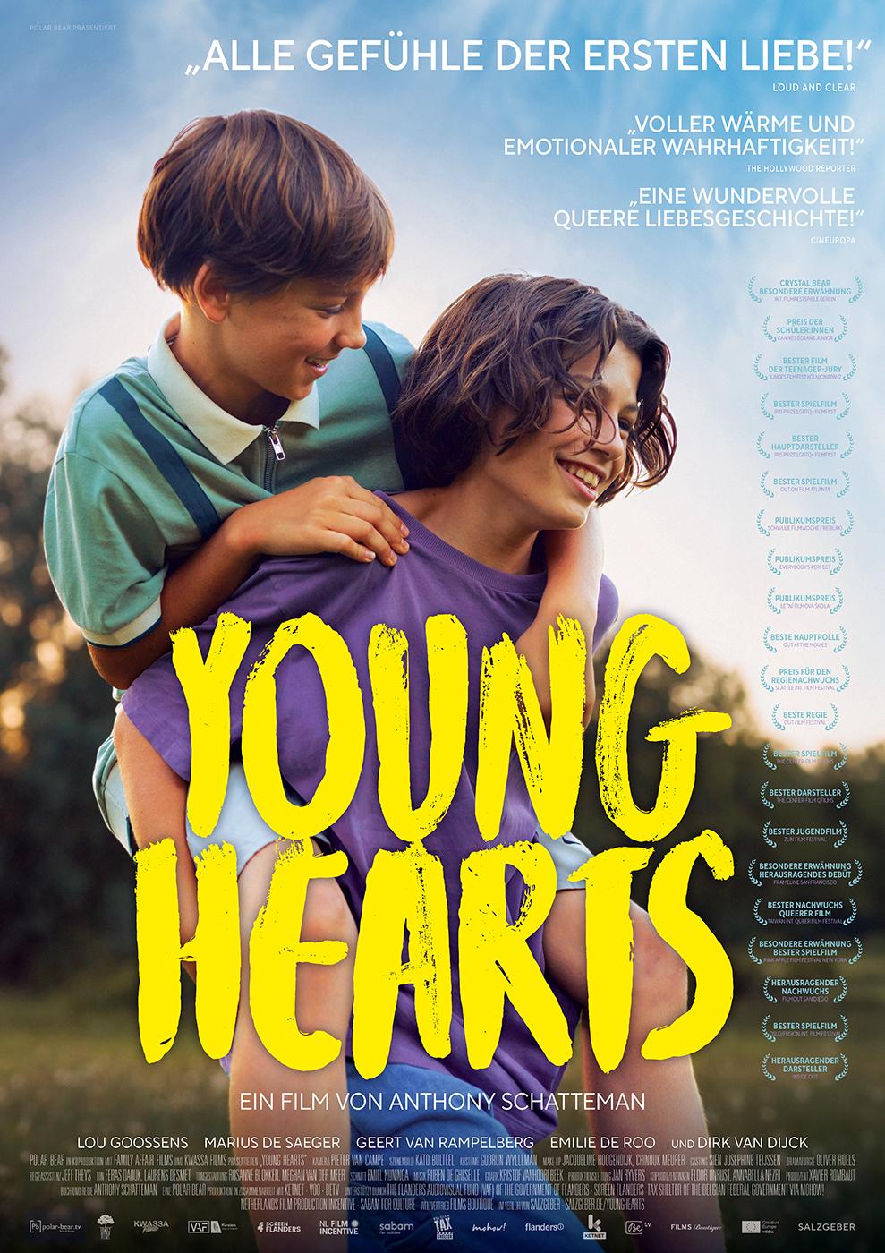 Filmplakat zum Coming-of-Age-Film YOUNG HEARTS: Ein Junge im Teenageralter trägt Huckepack einen gleichaltrigen Jungen. Das Licht ist warm und sommerlich. Beide lachen. In großen, gelben Lettern steht der Filmtitel in der unteren Hälfte des Bildes.