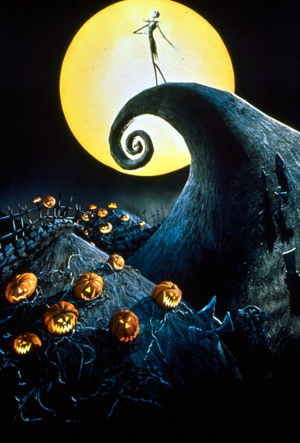 Nightmare Before Christman, Szenenbild aus dem Figurentrickfilm: Ein Skelett steht vor einem riesigen Mond auf einen Hügel.