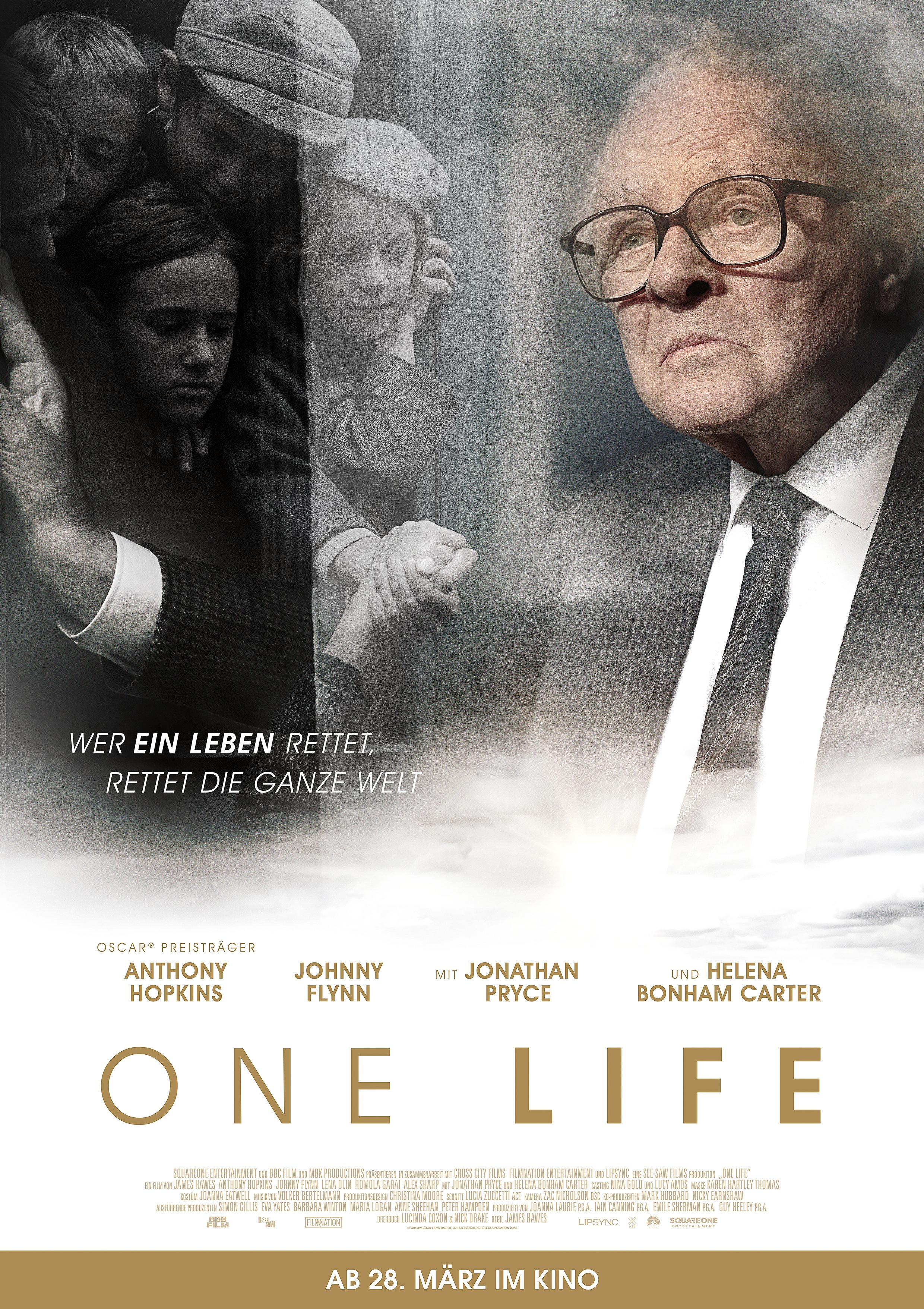 Plakat zum Film One Life: In der rechten Bildhälfte ist das Gesicht eines Mannes um die 80 zu sehen. Er blickt ernst. Daneben zeigt eine Schwarz-Weiße-Aufnahme Kinder, die im Stil der 1940er-Jahre gekleidet sind. Sie zwängen sich