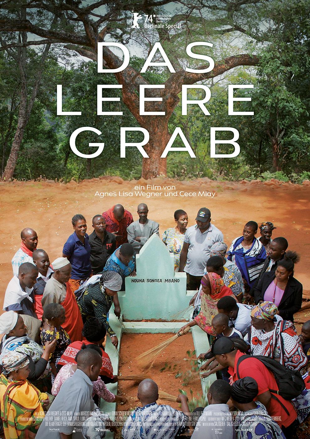 Plakat zum Dokumentarfilm "Das leere Grab": In Tansanie steht eine Gruppe von Frauen und Männern um ein Grab herum. Auf dem einfach gehaltenen Grabstein steht der Name Nduna Songea Mbano. Im oberen Drittel des Bildes steht in weißen Lettern der Filmtite