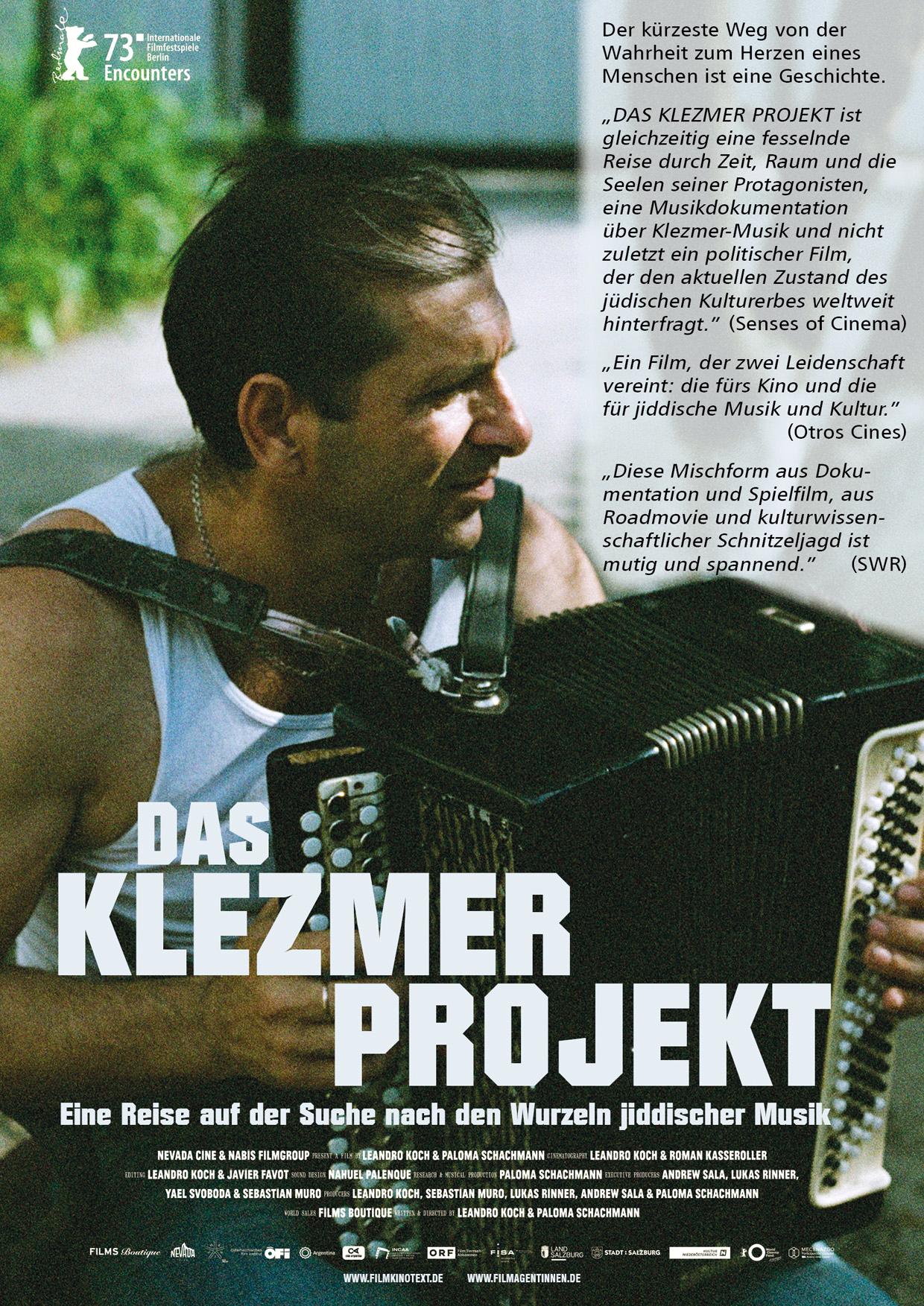 Filmplakat zum Film "Das Klezmer Projekt – Eine Reise auf der Suche nach den Wurzeln jiddischer Musik": Halbnahaufnahme eines Mannes im weißen Unterhemd, der ein Akkordeon hält