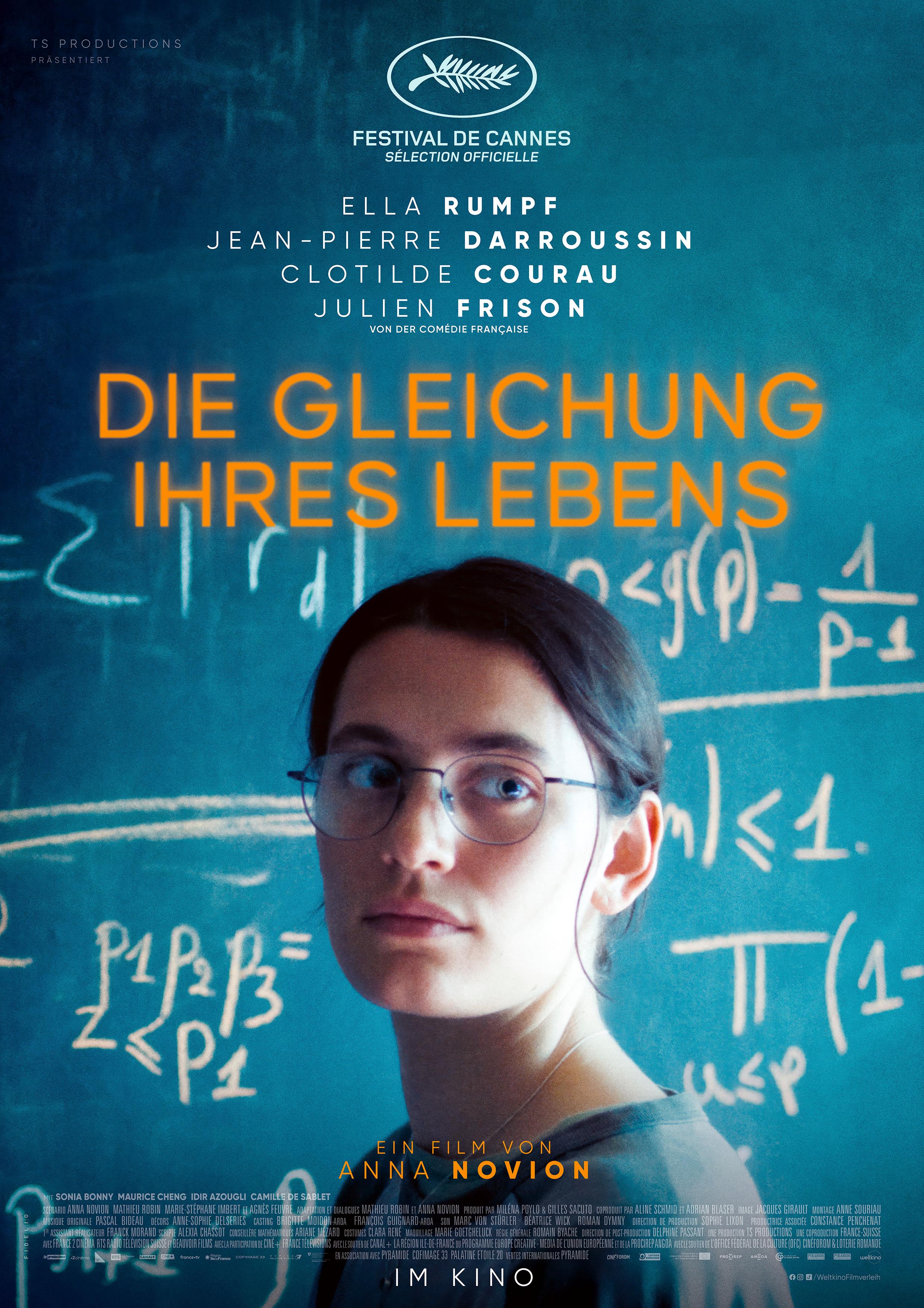 Filmplakat zu "Die Gleichung ihres Lebens": Eine junge Frau mit Brille steht vor einer Tafel mit mathematischen Formeln.