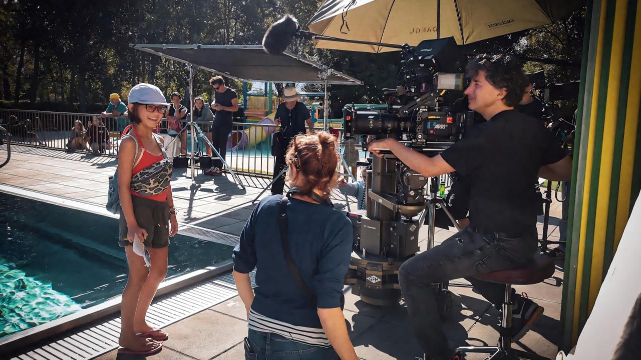 Setfoto vom Dreh zu Neue Geschichten vom Franz: Im Schwimmnad filmt Kameramann Matthias Grunsky die Darstellerin der Gabi