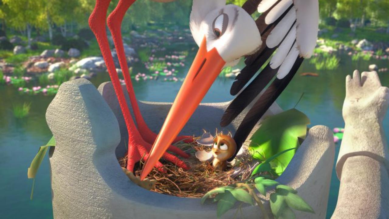 Ein animierter Storch guckt auf seinen Nest runter wo ein kleiner brauner Vogel zurück guckt. Im Hintergrund ist ein Teich. 