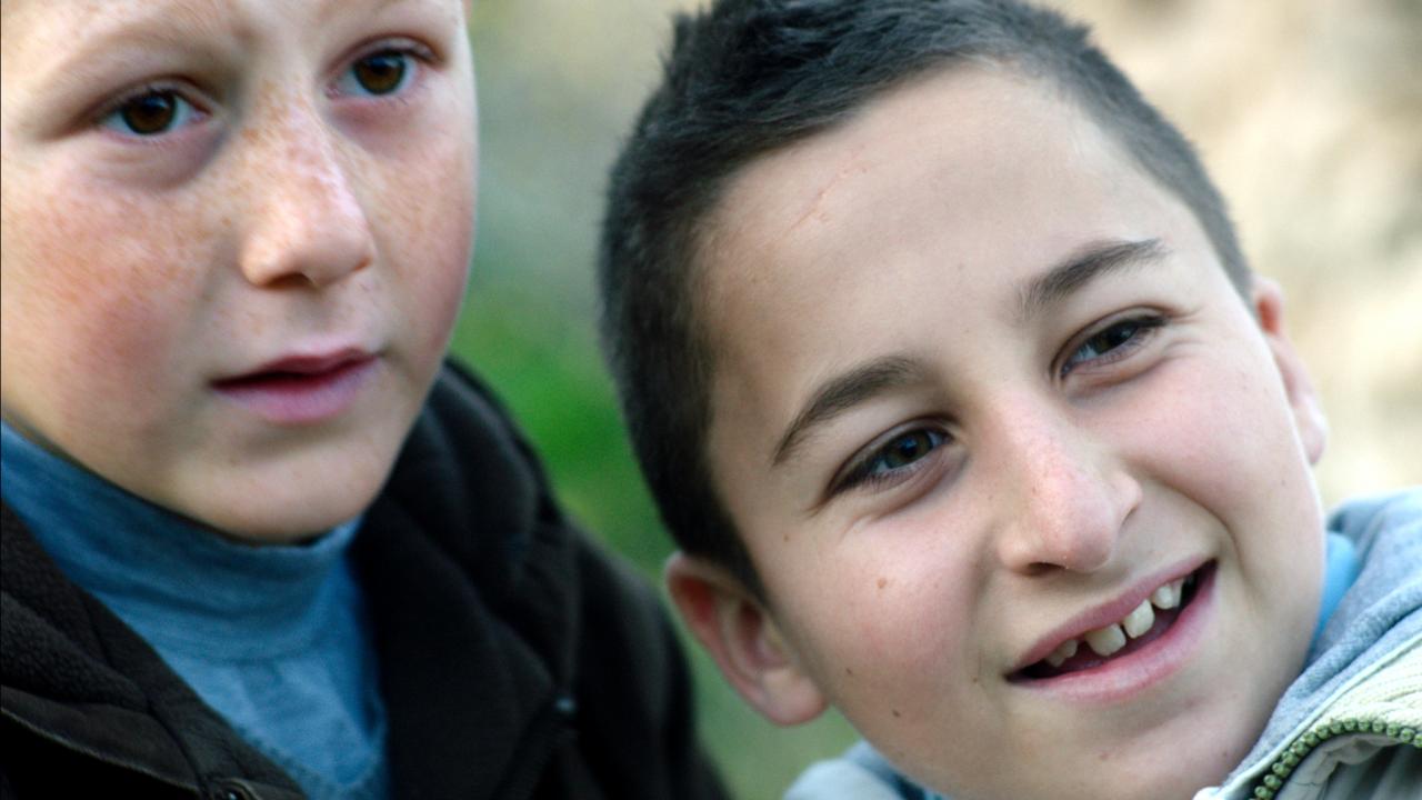 Szenenbild aus dem Dokumentarfilm "Seefeuer": Großaufnahme von zwei Kindern, der eine Junge lacht.on 