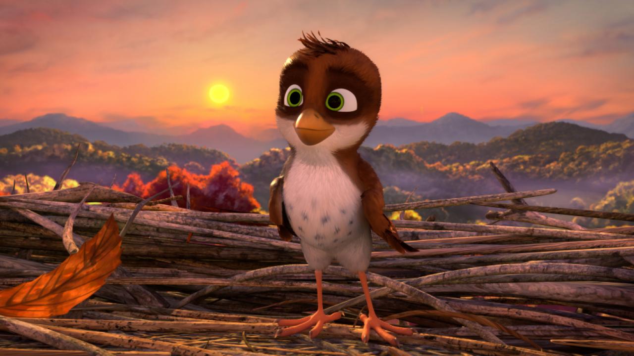 In Animation: ein kleiner braun-weißer Vogel steht in einem Nest. Hinter ihm ein Sonnenuntergang mit Bergen. 