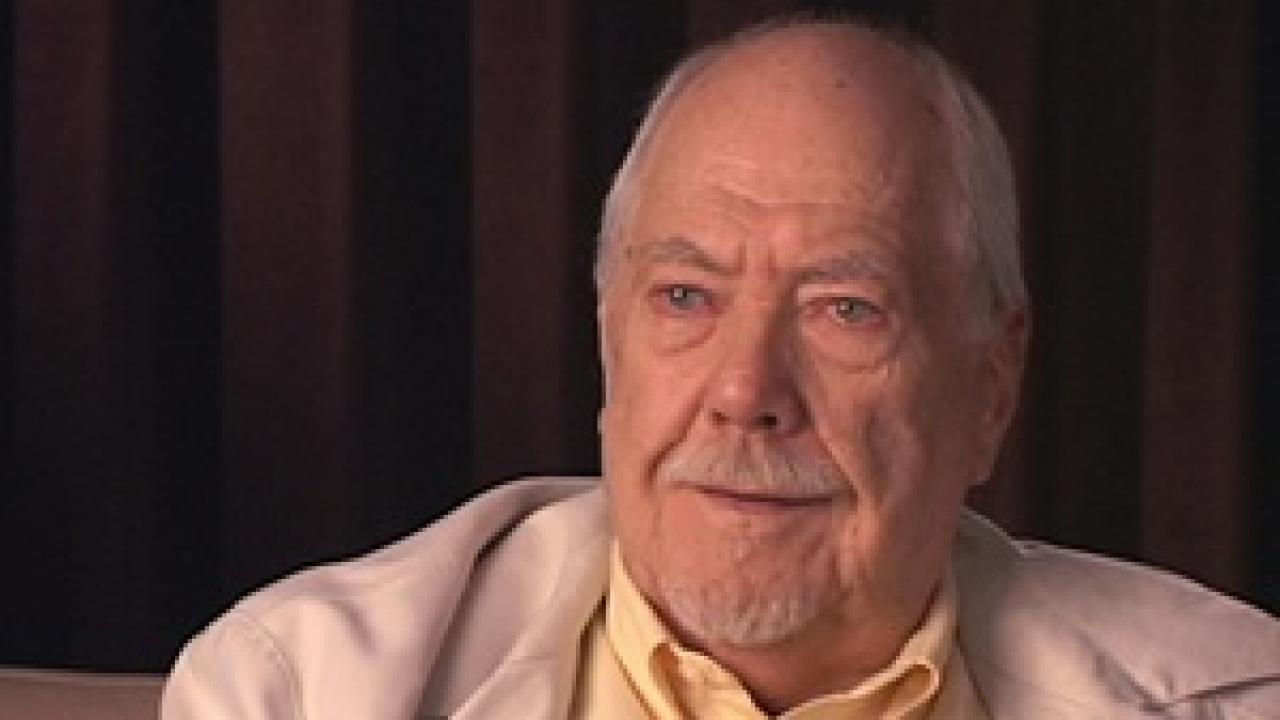 Robert Altman in Nahaufnahme sitzt für ein Interview und schaut in der Kamera. 