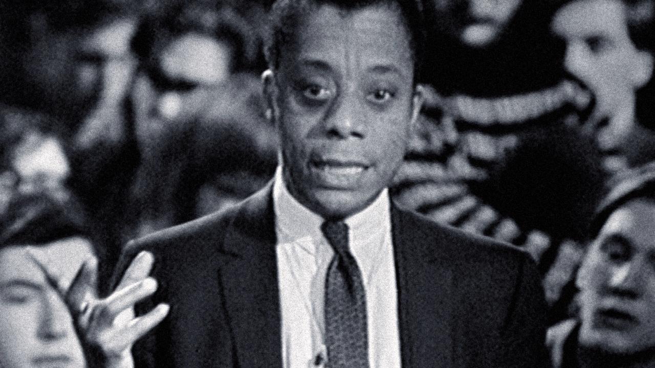 Szenenbild aus dem Essayfilm I AM NOT YOUR NEGRO: Frontalansicht von James Baldwin aus den 1960ern, der gestikulierend spricht