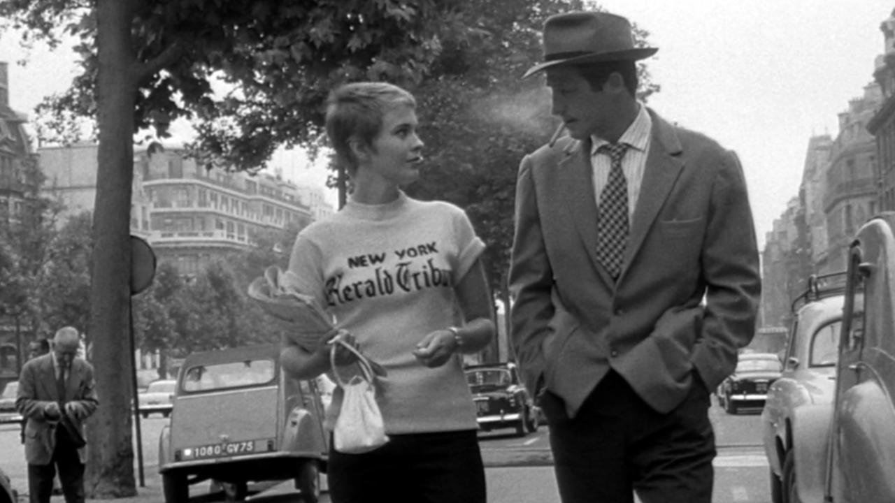 Szenenbild aus dem Film AUSSER ATEM: Eine junge Frau und ein Mann laufen auf der Champs-Elysees in Paris.