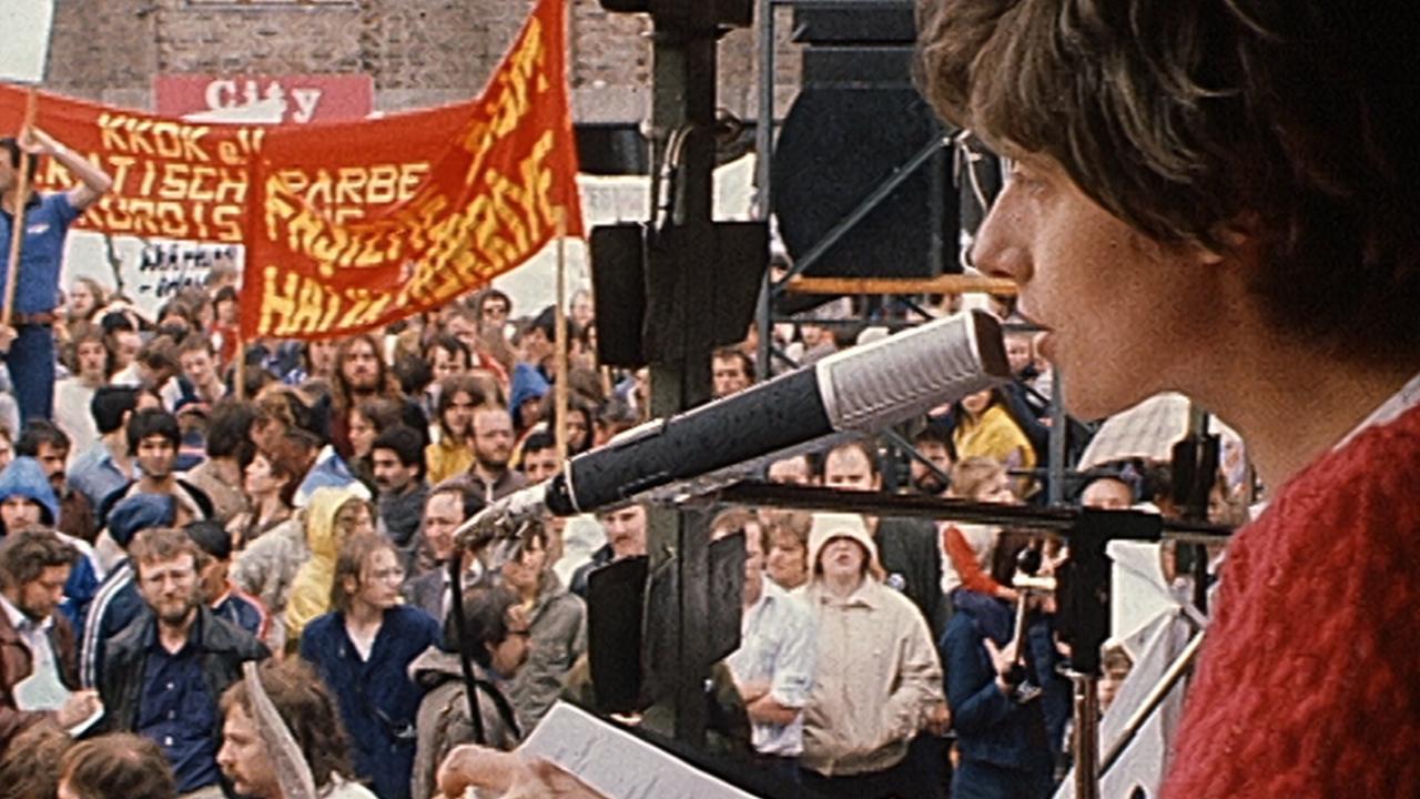 Szenenbild aus dem Dokumentarfilm PETRA KELLY – ACT NOW!: Die Grünen-Politikerin Petra Kelly spricht in den 1980er-Jahren auf Demo gegen Nachrüstung.