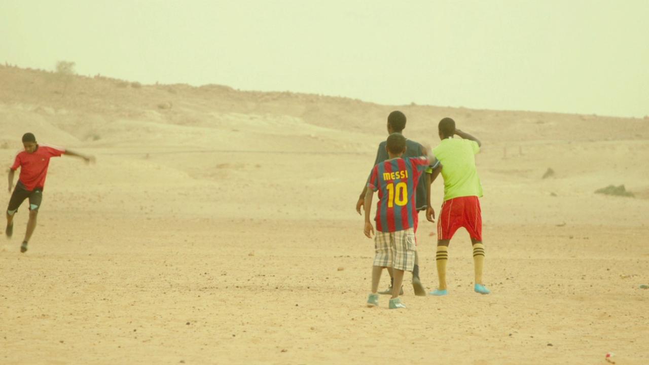 Timbuktu, Szenenbild: Kinder spielen und rennen in einer Wüstenlandschaft