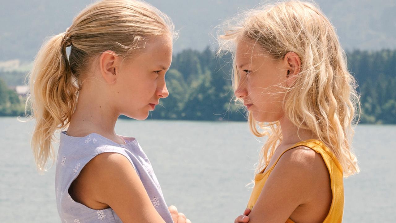 Das doppelte Lottchen, Szenenbild: Die Zwillinge Lotte und Luise stehen sich gegenüber und schauen sich an.