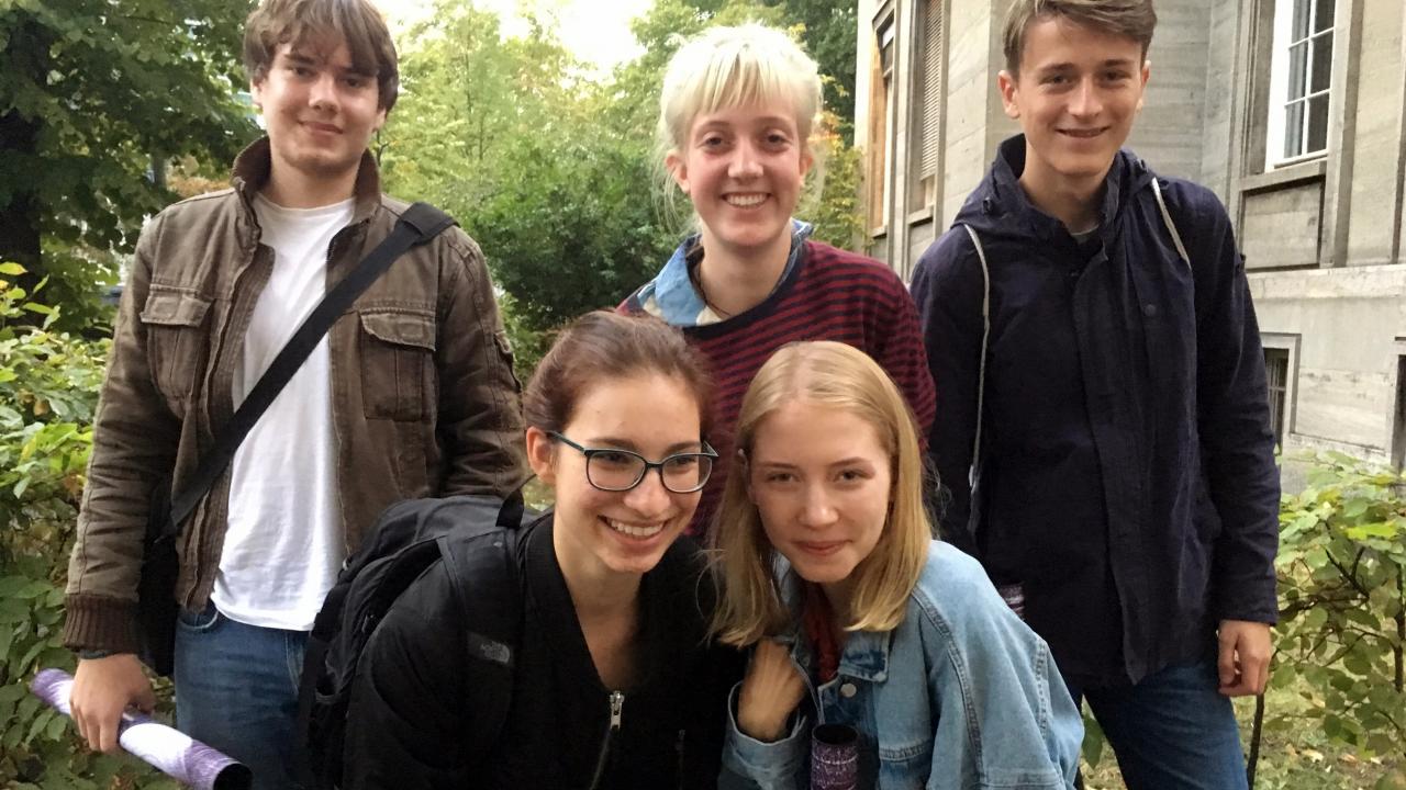 Die Schüler/-innen Thomas Preuß, Pia Lou Quinkert, Jasper Lionel Hagen (hintere Reihe, von links nach rechts) und Lea Decker, Nelly Molfenter (vordere Reihe, von links nach rechts) haben sich BABYLON BERLIN angesehen.