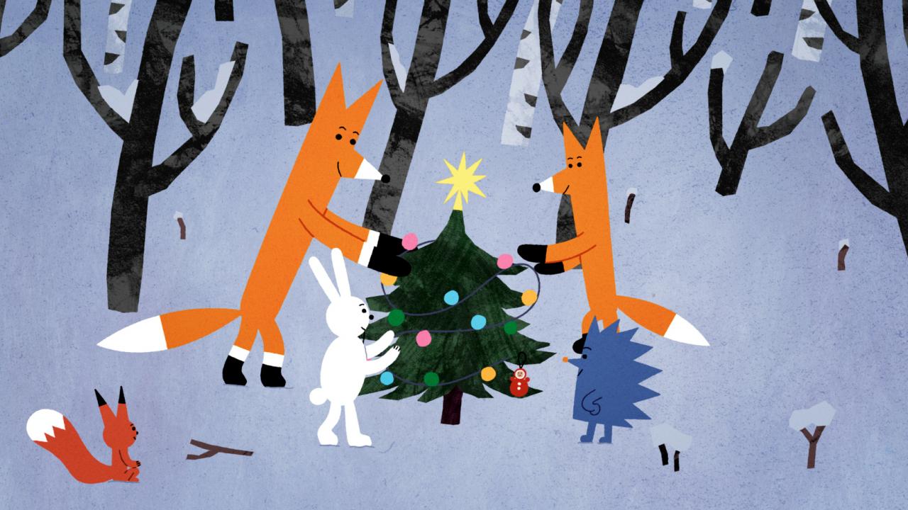 Szenenbild aus dem Animationsfilm DAS WEIHNACHTEN DER TIERE: Zwei Füchse, ein weißer Hase, ein Eichhörnchen und ein blauer Igel stehen in einem Wald um einen geschmückten Weihnachtsbaum herum.