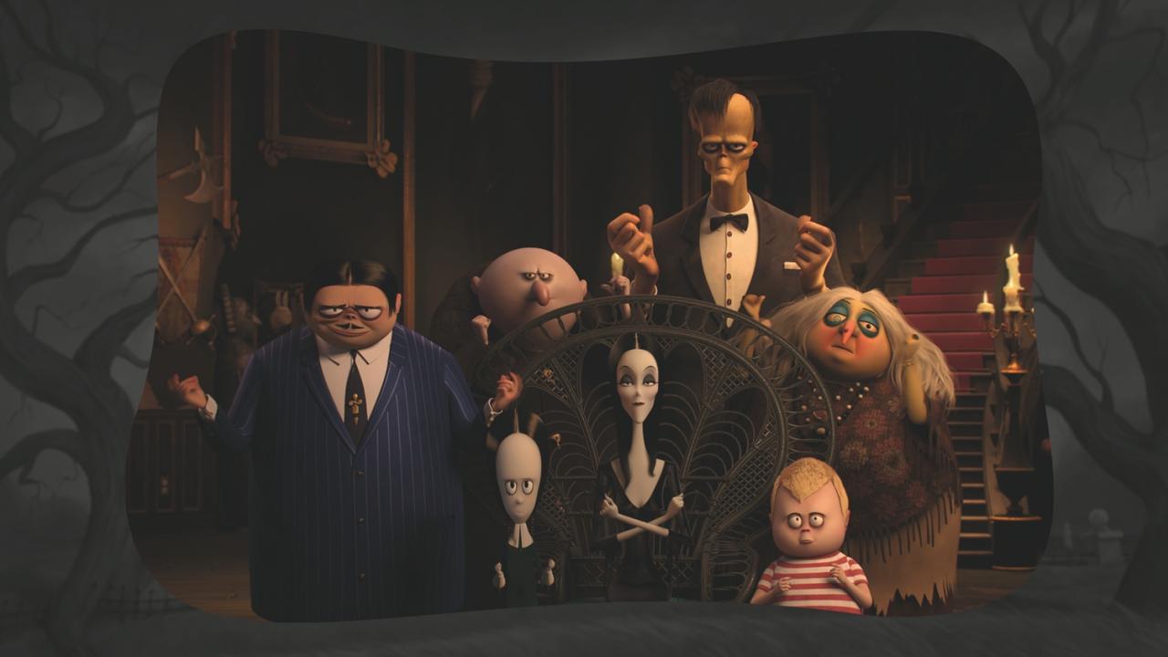 Die Addams Family, Szenenbild aus dem Animationsfilm: die gruselige Familie posiert für ein Gruppenbild.