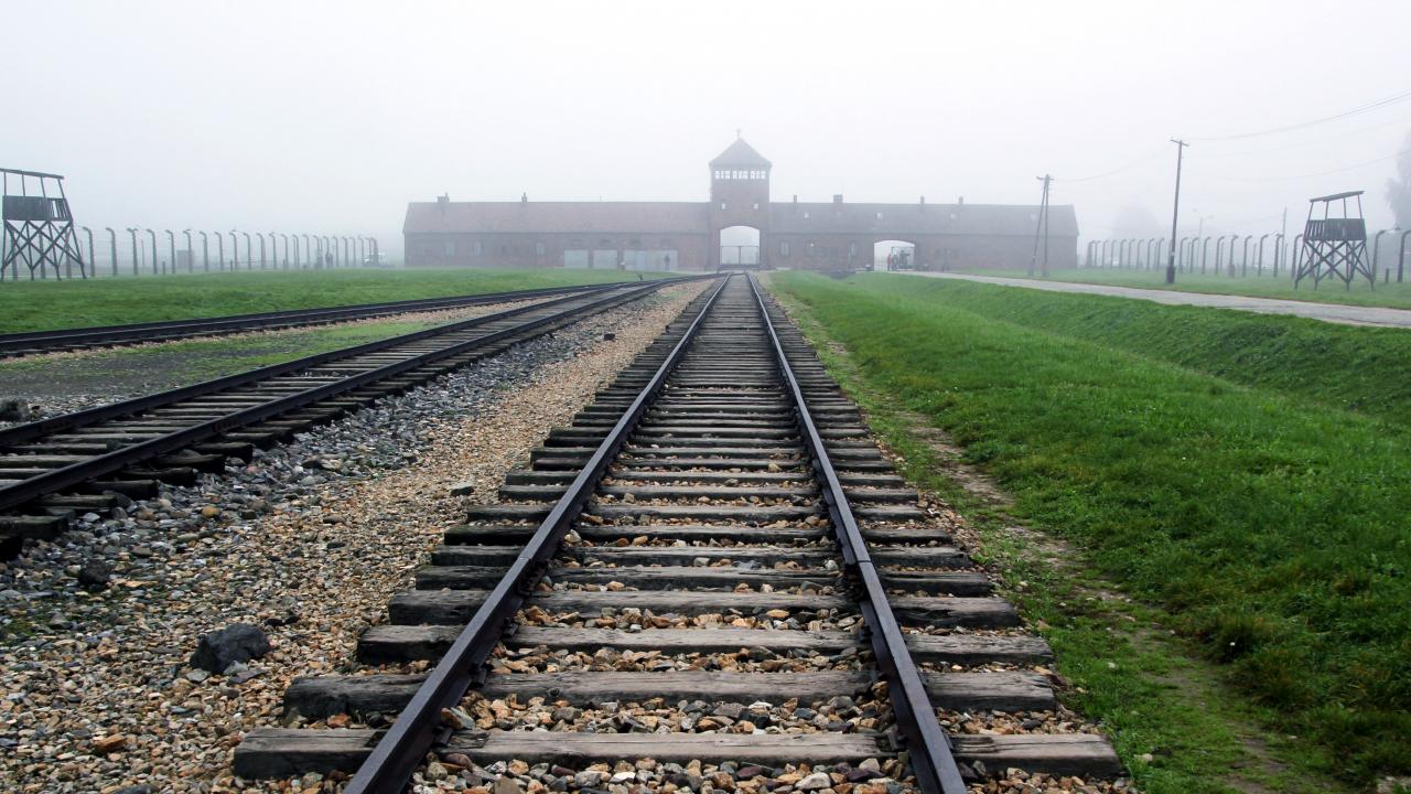 Gleise der sogenannten Rampe hinter dem Lagertor (Hintergrund) von Auschwitz-Birkenau , wo die Deportationszüge ankamen.