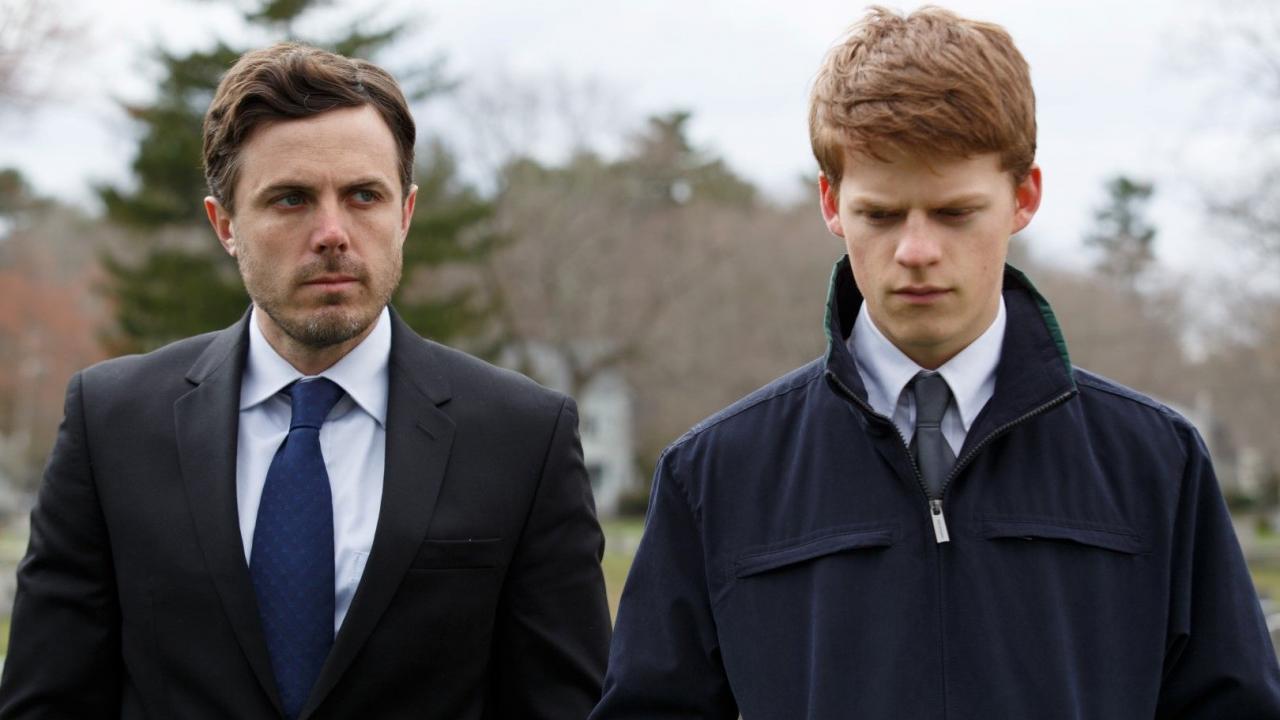 Manchester by the Sea, Szenenbild: ein junger Mann und ein erwachsener Mann im Anzug und mit düstere Minne stehen in einen Friedhof. 