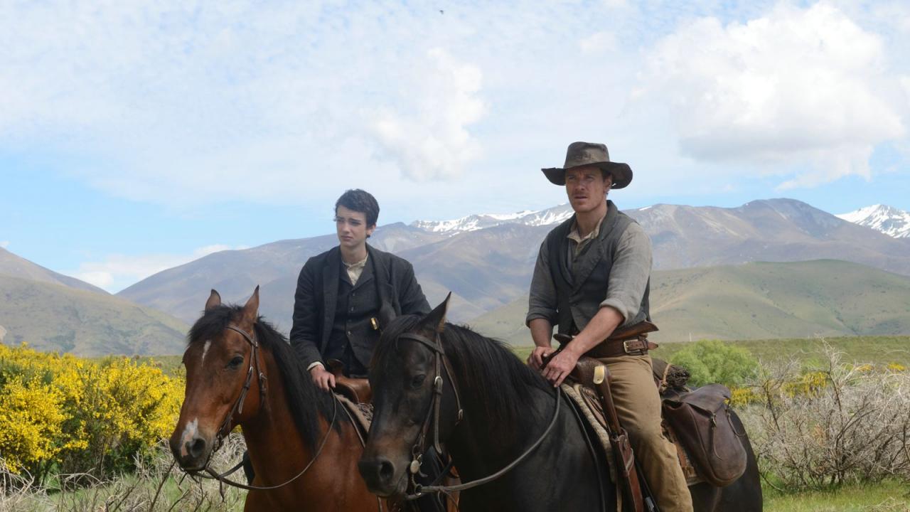 Slow West, Szenenbild: zwei Reiter auf Pferde.