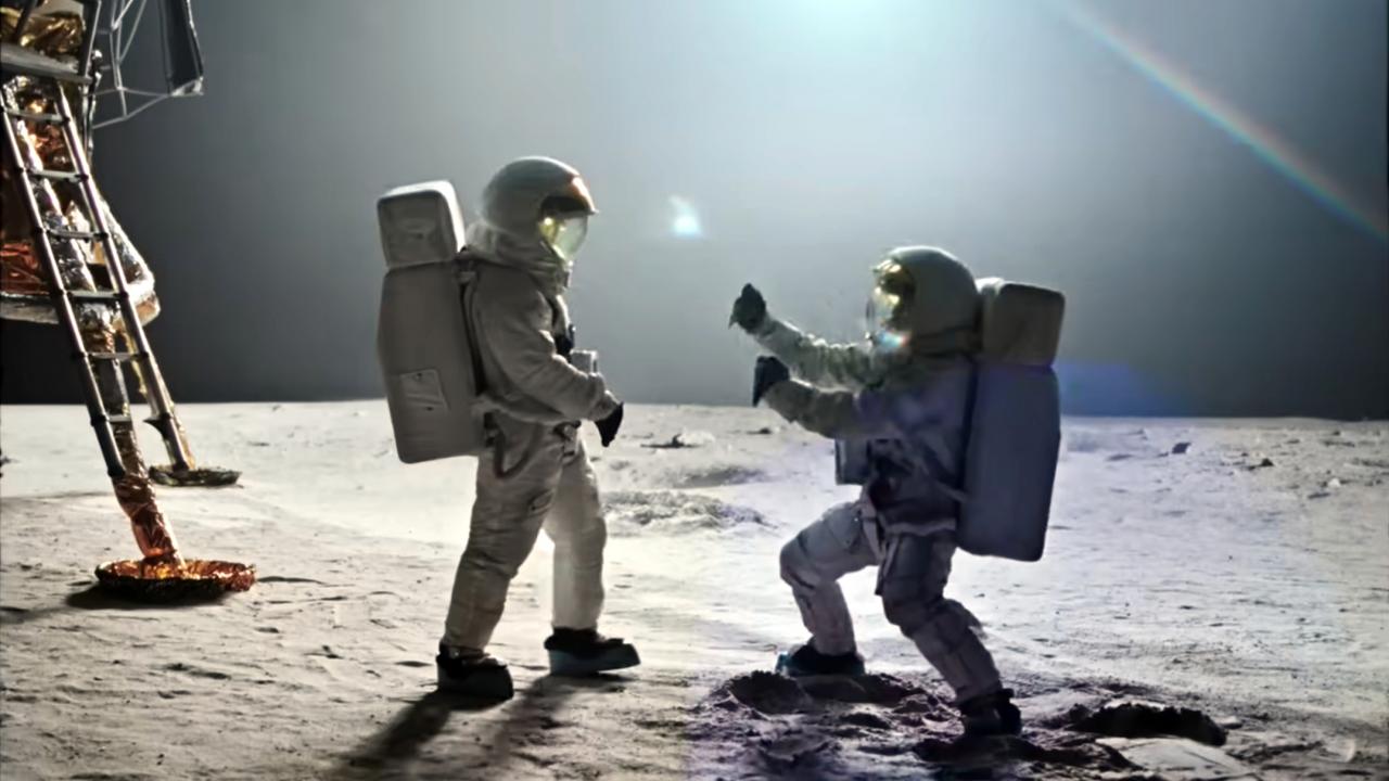 Stil aus dem Musikvideo DJ SHADOW FEAT. DE LA SOUL: ROCKET FUEL: Zwei Astronauten in einer Mondlandschaft, die sich angreifen.