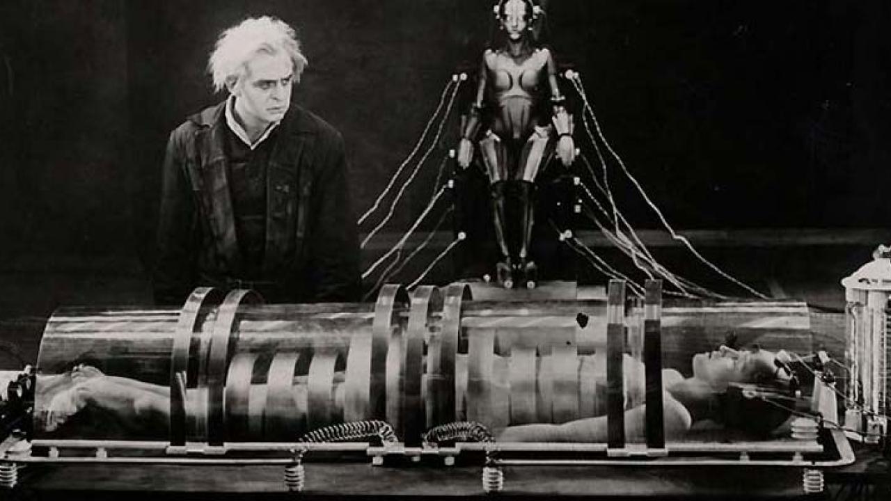 Metropolis, Erfinder Rotwang (Rudolf Klein-Rogge) erschafft den Maschinenmenschen (Brigitte Helm) (Friedrich-Wilhelm-Murnau-Stiftung)