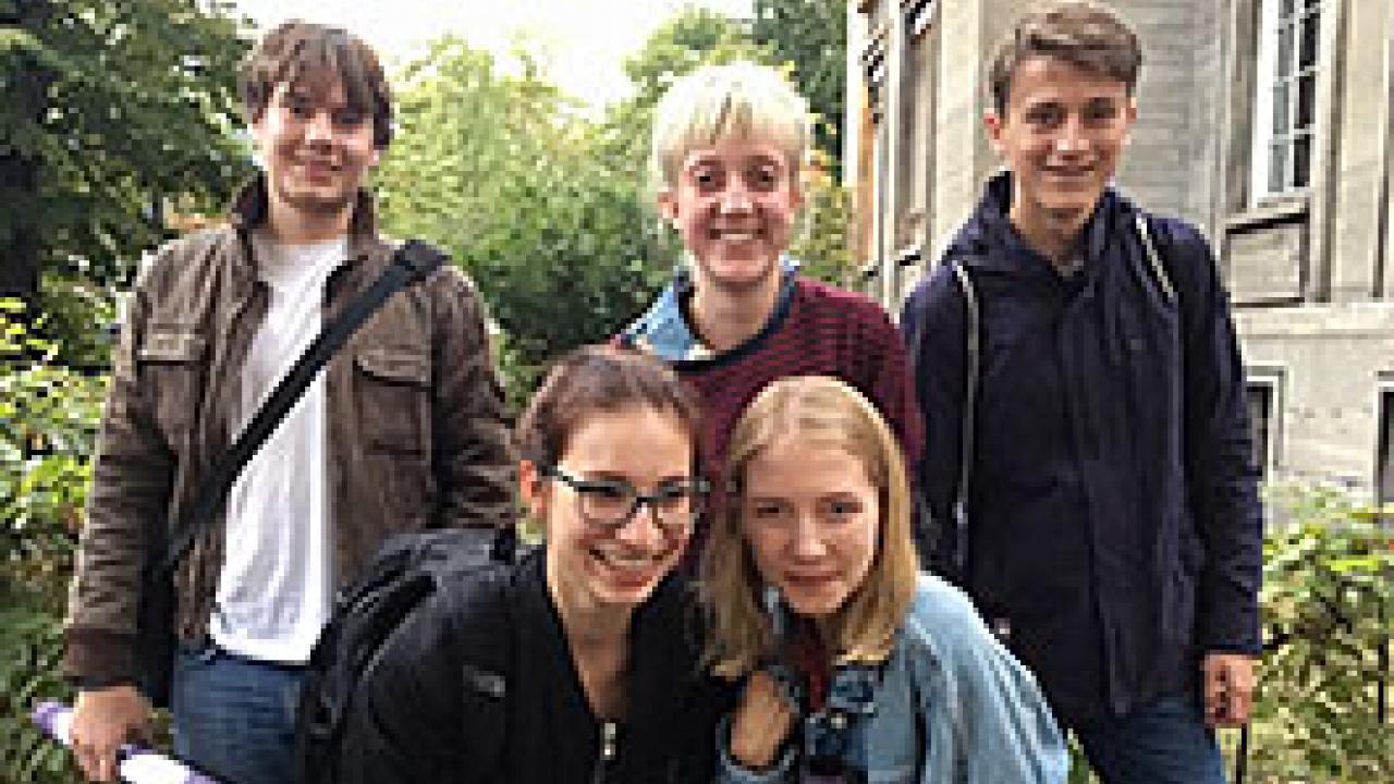 Die Schüler/-innen Thomas Preuß, Pia Lou Quinkert, Jasper Lionel Hagen (hintere Reihe, von links nach rechts) und Lea Decker, Nelly Molfenter (vordere Reihe, von links nach rechts) haben sich Babylon Berlin angesehen.