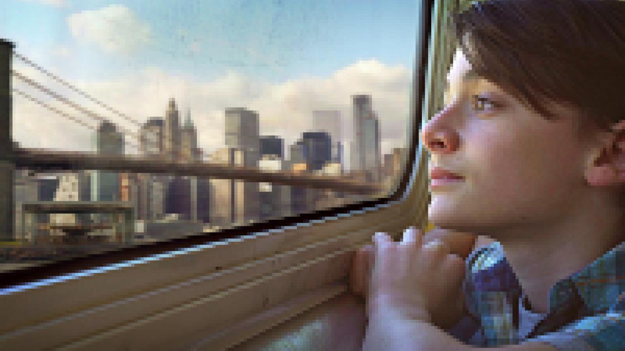 Soulfood, Szenenbild: Eine Junge am rechten Bildrand schaut aus dem Fenster einer Bahn auf die Skyline von New York.