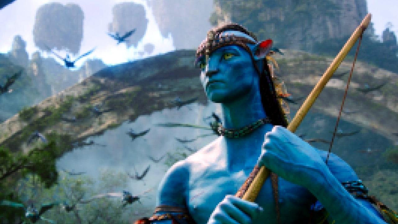 Avatar – Aufbruch nach Pandora, Szenenbild: Ein blaues, menschenähnliches Wesen steht in einem Urwald