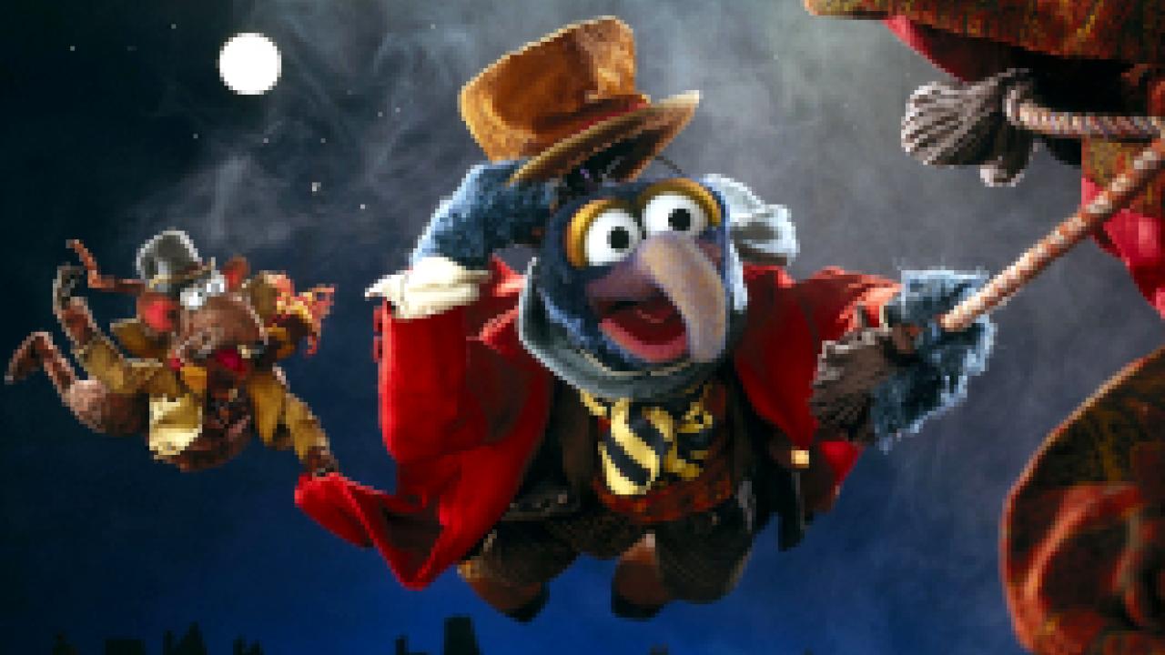 Die Muppets-Weihnachtsgeschichte, Szenenbild: Zwei Muppets-Puppen fliegen durch die Nacht.