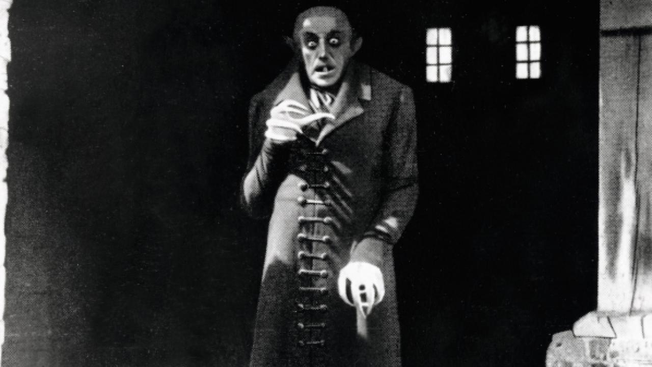 Nosferatu - Eine Symphonie des Grauens, Szenenfoto: Ein unheimlicher Mann steht in einem Torbogen