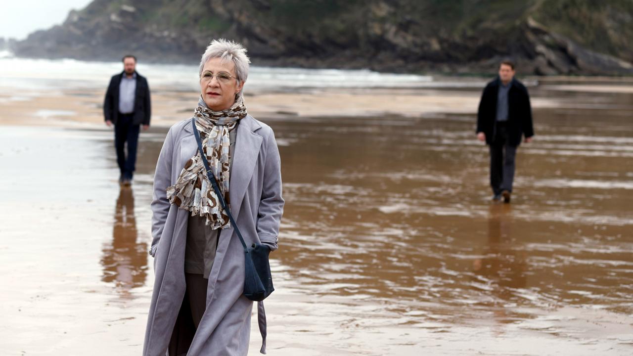 Maixabel, Szenenbild: Eine Frau geht einen Strand entlang, rechts und links von ihr folgen zwei Männer