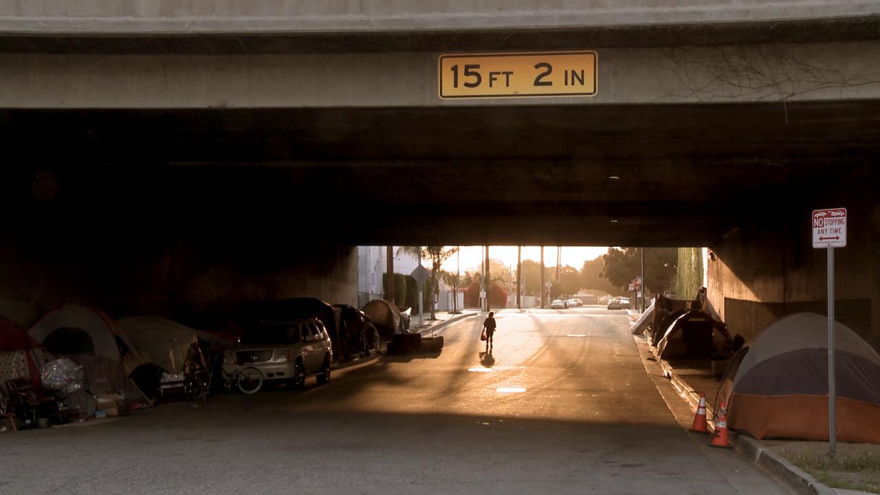 The United States of America: Szenenbild: In der Totale: Aufnahme einer Straßenunterführung. Im Hintergrund strahlt warmes Sonnenlicht. (Arsenal – Institut für Film und Videokunst e.V.)