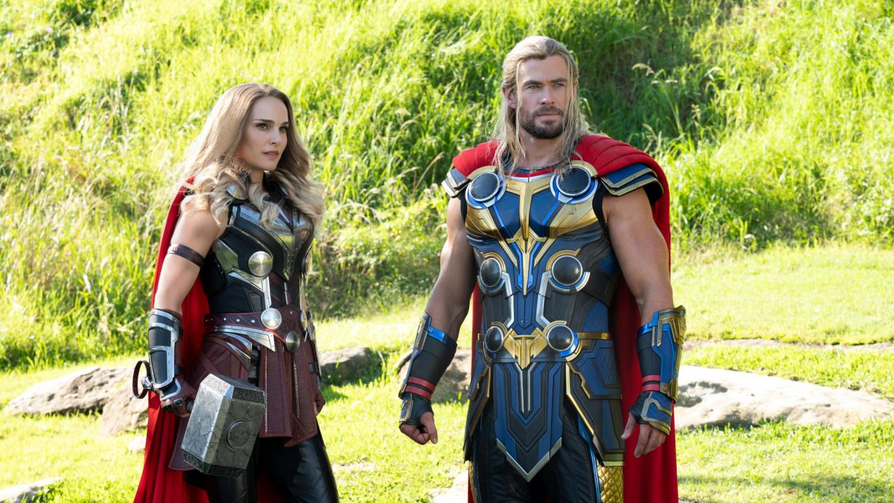 Thor: Love and Thunder, Szenenbild: Eine Frau und ein Mann im Kostüm der nordischen Gottheit Thor