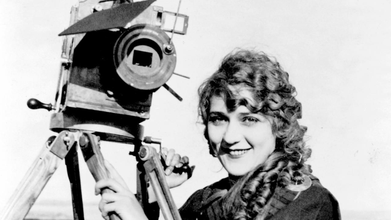 Die Schauspielerin und Filmproduzentin Mary Pickford am Strand mit Kamera um 1916