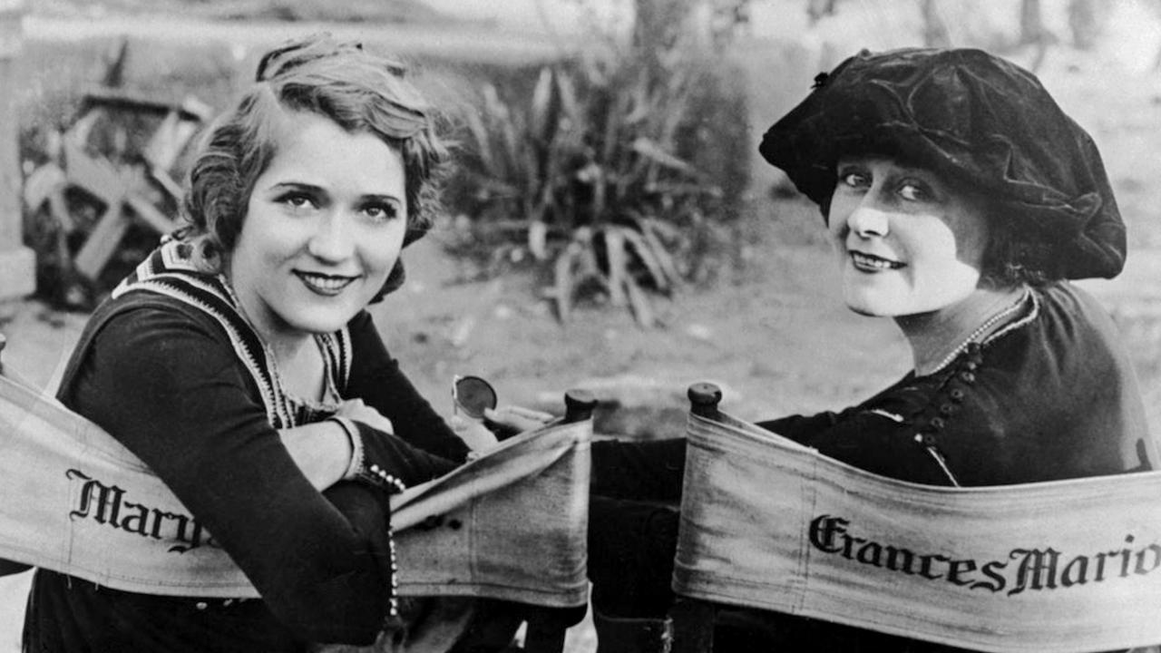 Die Schauspielerin Mary Pickford und Regisseurin und Drehbuchautorin Frances Marion im Jahr 1920