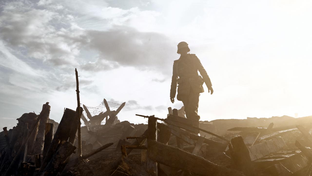 Im Westen nichts Neues, Szenenbild: In einer Totalen geht ein Soldat im Gegenlicht über ein Schlachtfeld