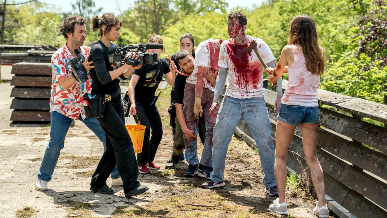 Final Cut of  the Dead, Szenenbild: Ein mehrköpfiges Filmteam beim Dreh für einen Zombiefilm; ein Mann ist blutüberströmt