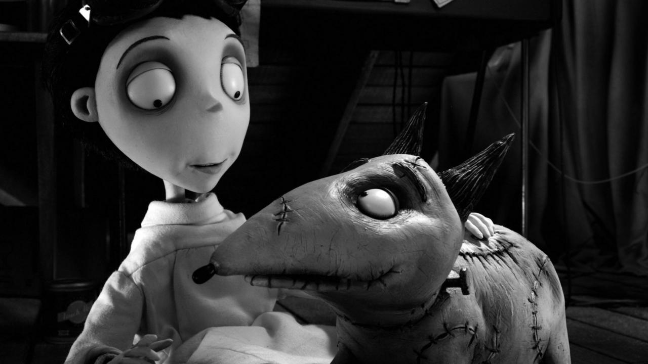 Frankenweenie, Szenenbild: In einer schwarzweißen Halbnah-Aufnahme streichelt ein Junge einen von Nähten übersäten Hund. Beide sind im Puppentrickstil animiert