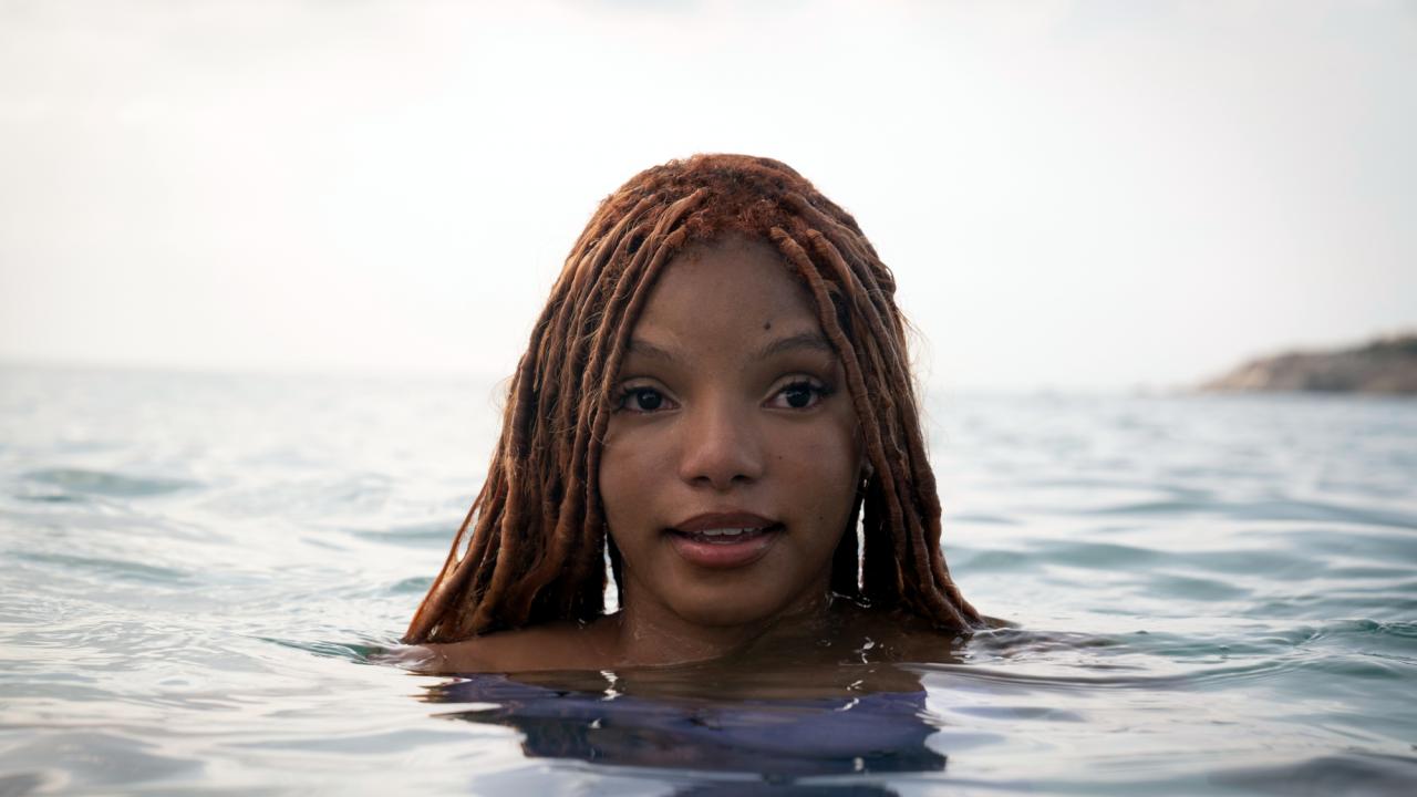 Arielle, die Meerjungfrau, Szenenbild: Porträt einer jungen Frau mit braun-rötlichen, langen Haaren, die aus dem Meer hervorschaut