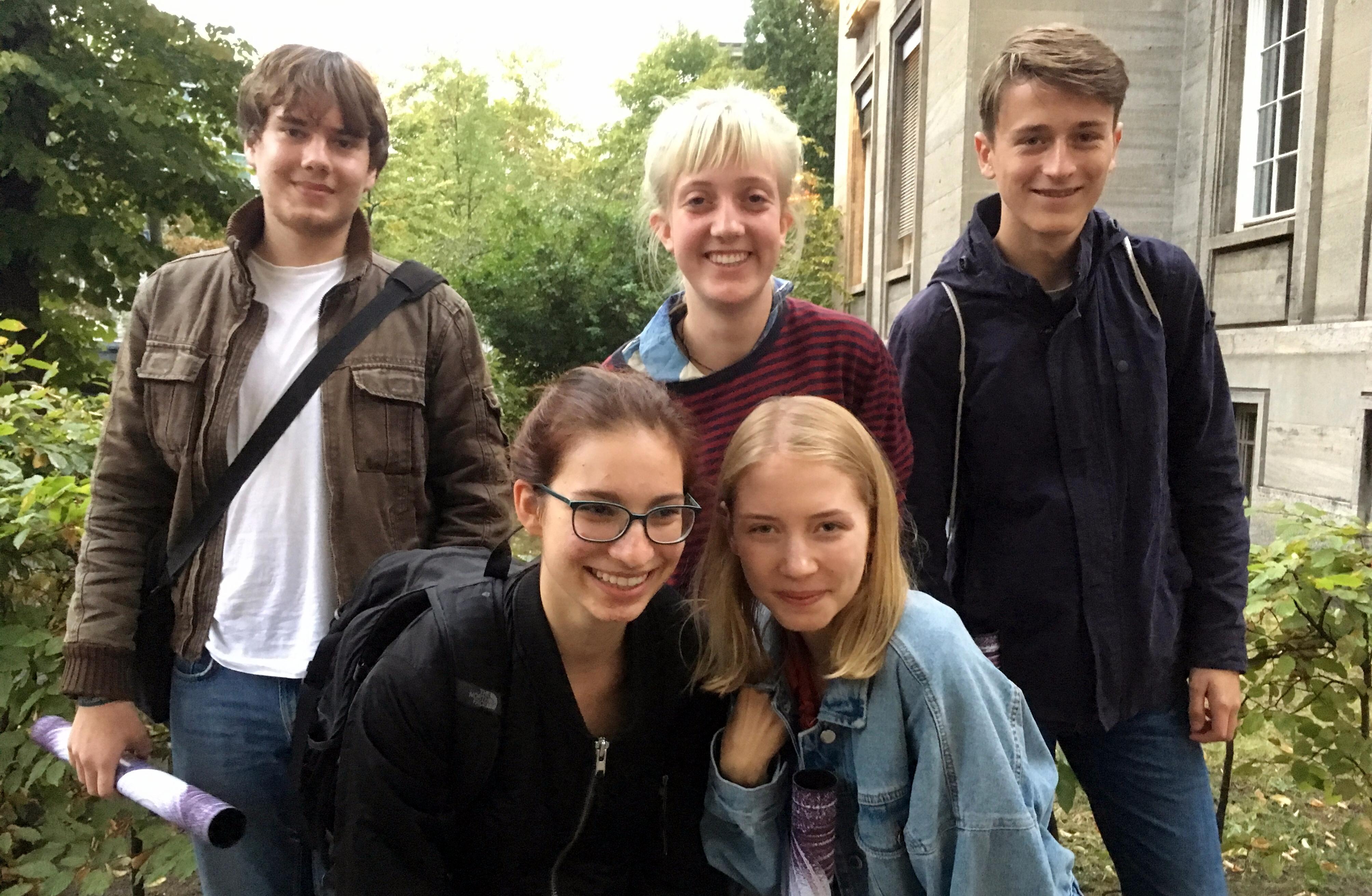 Die Schüler/-innen Thomas Preuß, Pia Lou Quinkert, Jasper Lionel Hagen (hintere Reihe, von links nach rechts) und Lea Decker, Nelly Molfenter (vordere Reihe, von links nach rechts) haben sich BABYLON BERLIN angesehen.