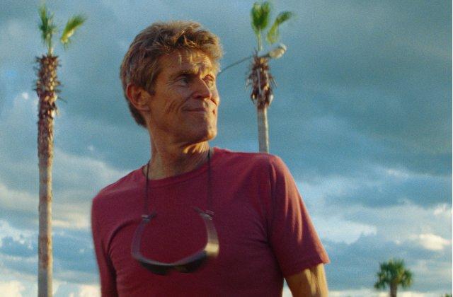 The Florida Project (Szenenbild: Bobby im roten T-Shirt in einer Naheinstellung. Im Hintergrund ein Wolkenhimmel und Palmen.)