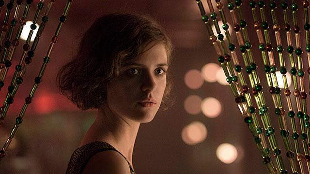 Babylon Berlin, Szenenfoto: Porträt Charlotte Richter mit kinnlangem Haat und im Look der 1920er