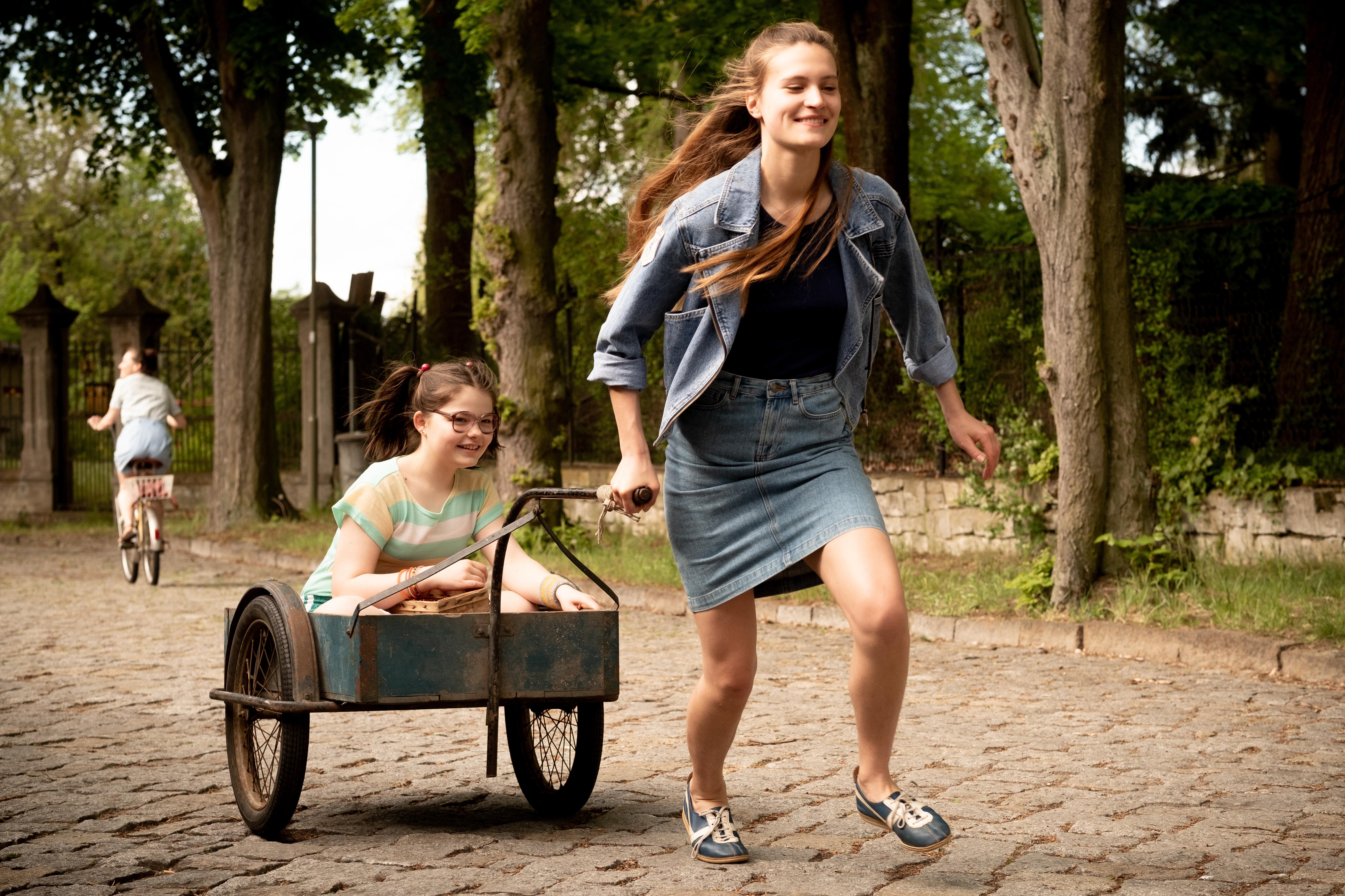 In einem Land, das es nicht mehr gibt, Szenenbild: Eine schwarz gekleidete Frau, im Film die Chefredakteurin der Modezeitschrift Sybille, und ihr ebenfalls schwarz gekleideter Kollege stehen nebeneinander und schauen in die gleiche