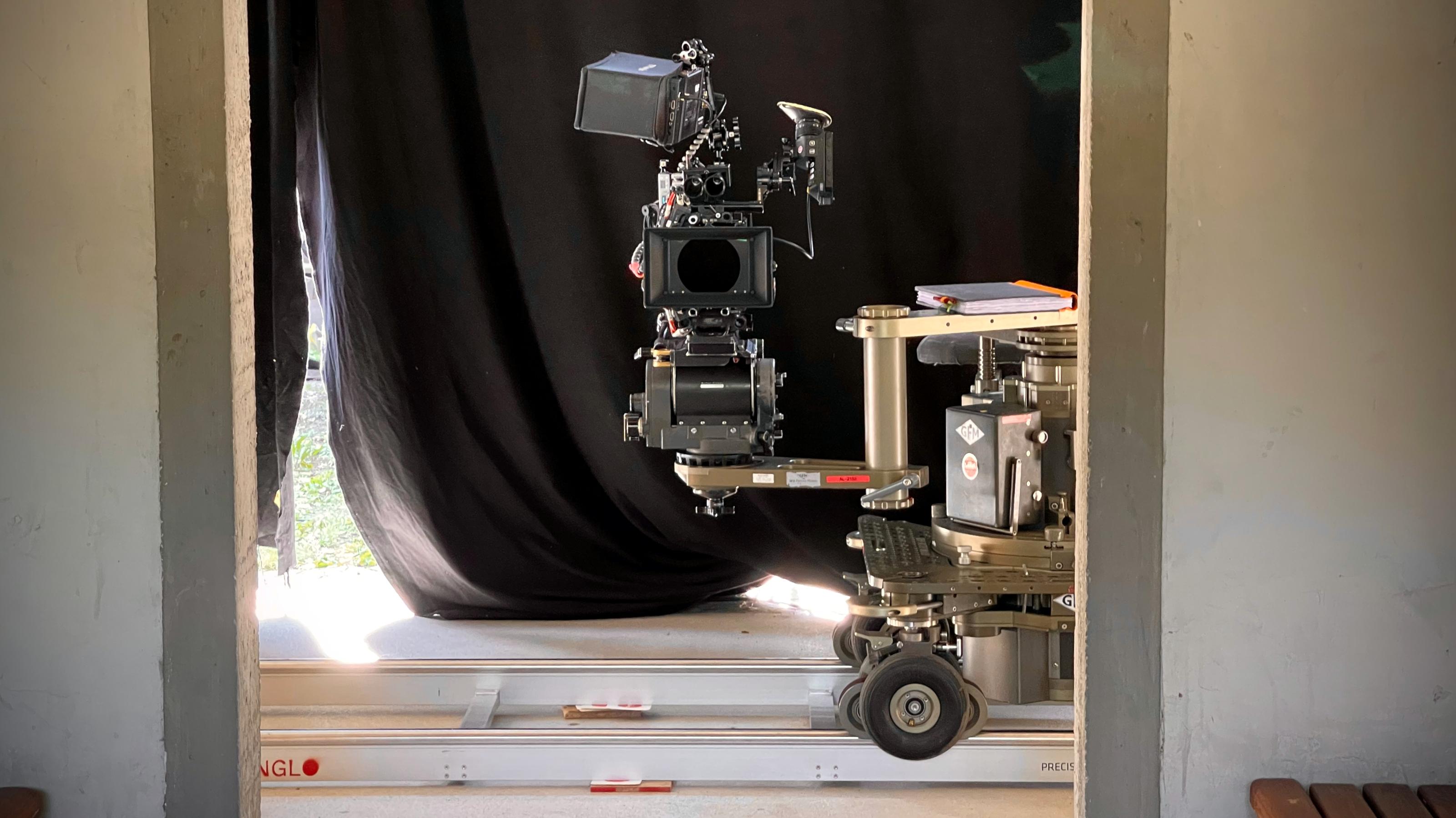 Bild einer Kamera der Marke ARRI Alexa LF, die auf einem Dolly montiert ist.