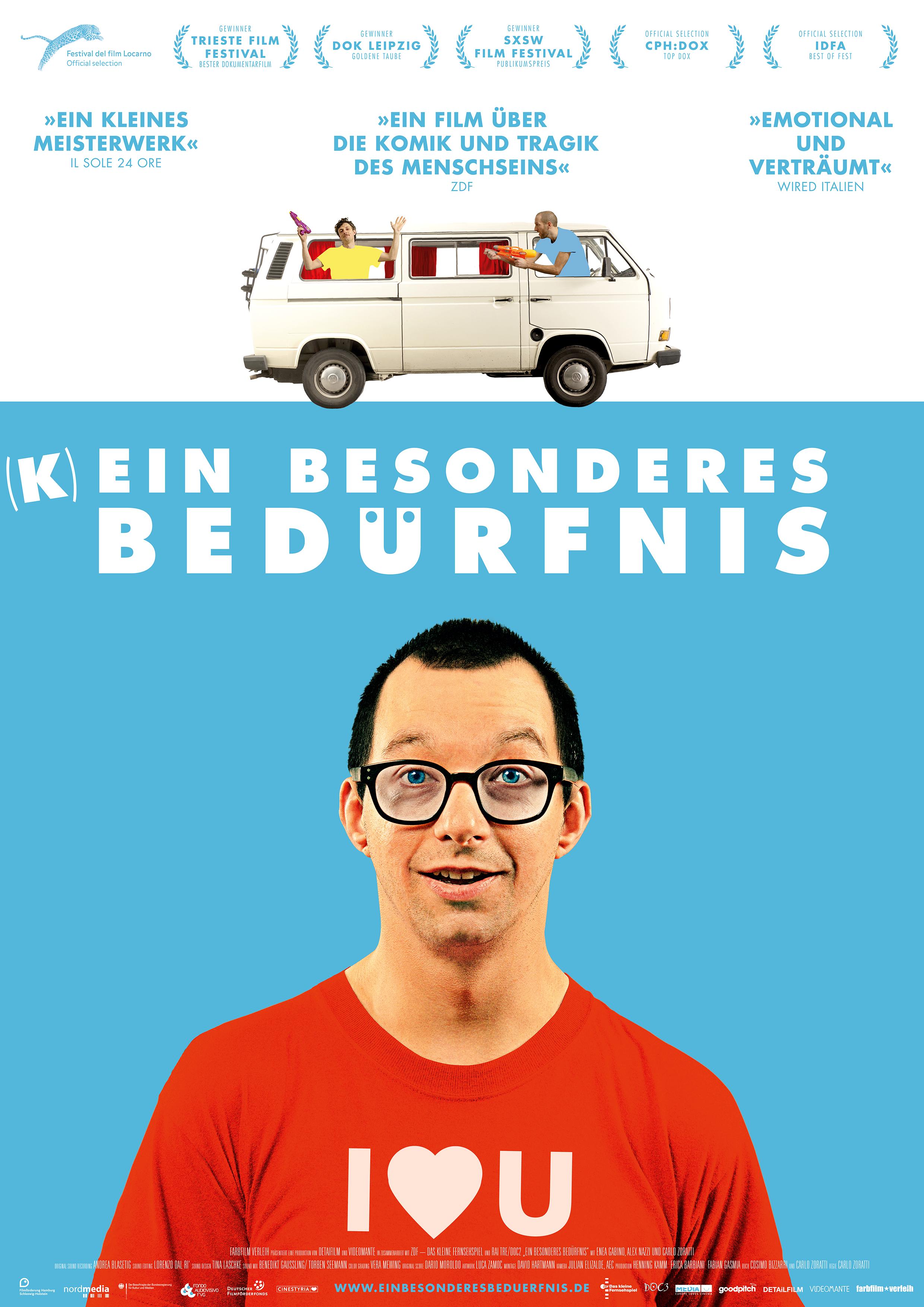 Plakat zum Film <filmtitel>(K)ein besonderes Bedürfnis</filmtitel>: Im oberen Drittel ist vor weißem Hintergrund ein weißer Bulli-Bus zu sehen. Darunter, vor blauem Hintergrund, steht ein junger Mann mit Brille. Er trägt ein rotes T-Shirt, auf dem "I Love U" steht. Über seinem Kopf ist der Filmtitel platziert.